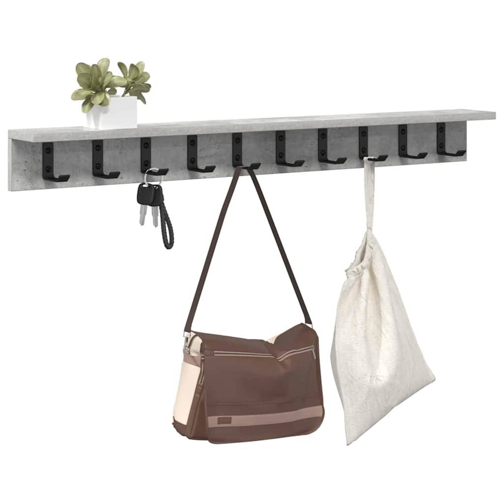 Ein an der Wand befestigtes Regal trägt eine kleine Topfpflanze, Schlüssel, die an einem Haken hängen, eine braune Handtasche und eine weiße Tragetasche und bietet damit eine organisierte Aufbewahrungsmöglichkeit.