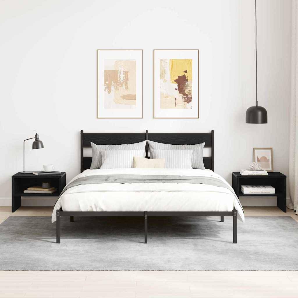 Ein modernes Schlafzimmer mit einem ordentlich gemachten Bett mit gestreiften Kissen und grauer Bettwäsche, flankiert von schwarzen Nachttischen mit Lampen, unter zwei abstrakten Gemälden.