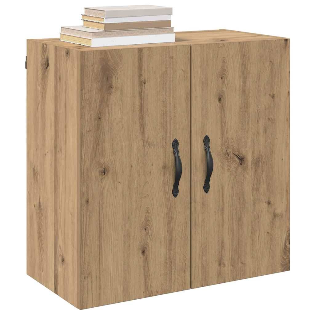 Ein Holzschrank mit zwei schwarzen Griffen und mehreren gestapelten Büchern oben drauf.