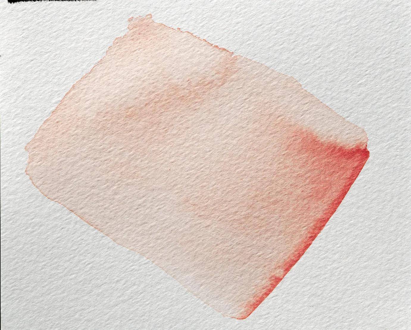 Ein leeres Aquarellnass in zartem Rosa und Beige auf strukturiertem Papier, mit einer dunkleren roten Kante auf der rechten Seite.