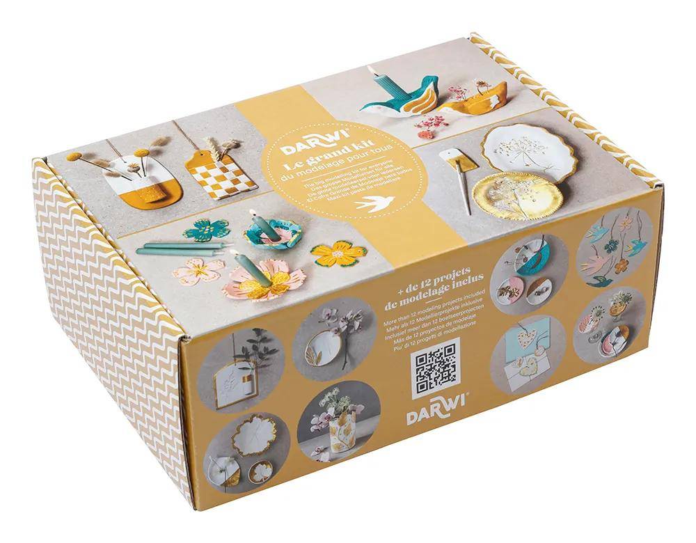 Darwi Bastelkasten mit blumenmotivierten Modellierton-Projekten, Beispielschmuck und Dekorationen auf der Verpackung gezeigt.