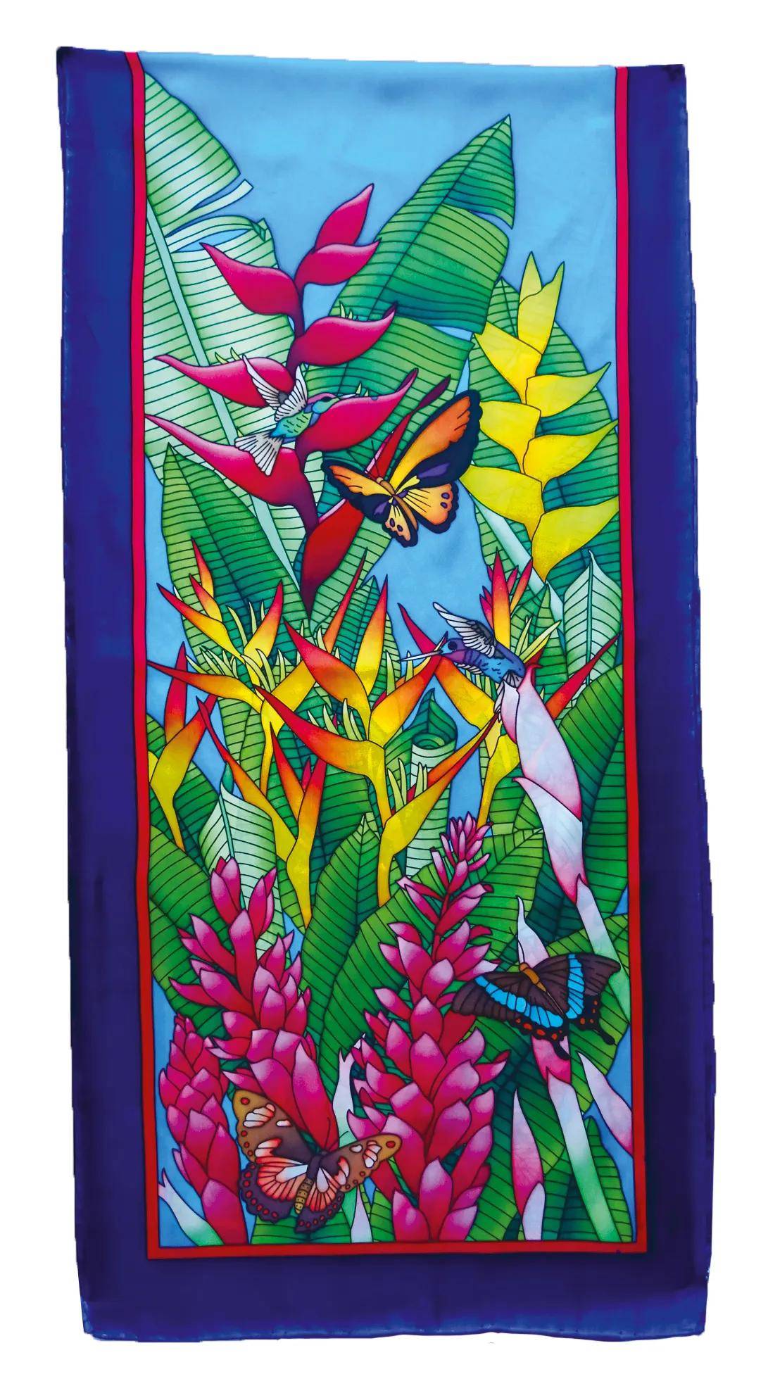 Ein farbenprächtiges Bleiglasfenster, das tropische Pflanzen und Blüten mit Schmetterlingen und Vögeln inmitten des lebendigen Laubwerks darstellt.