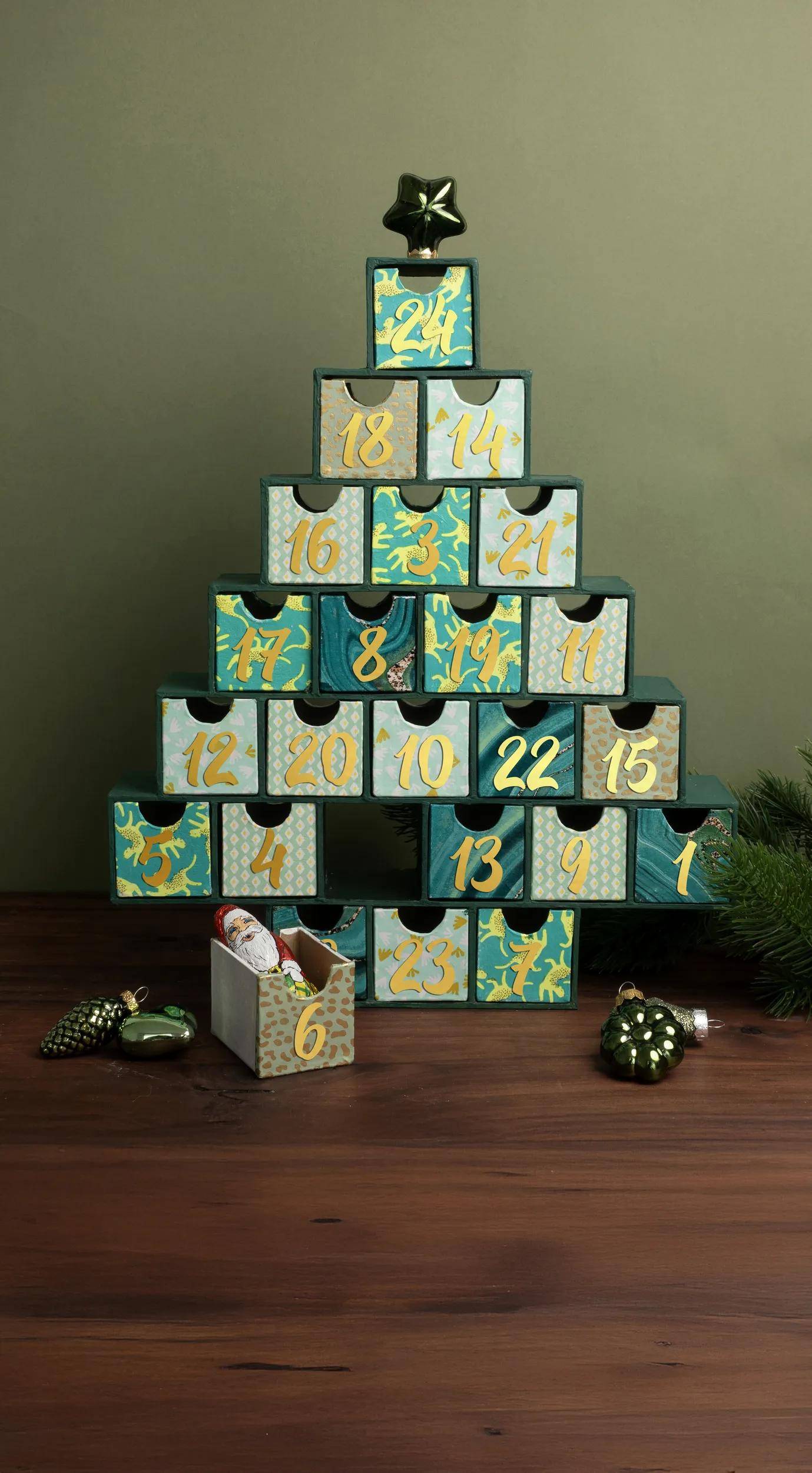 Décopatch Adventskalender 5x30x35cm Kartonbraun HD095C