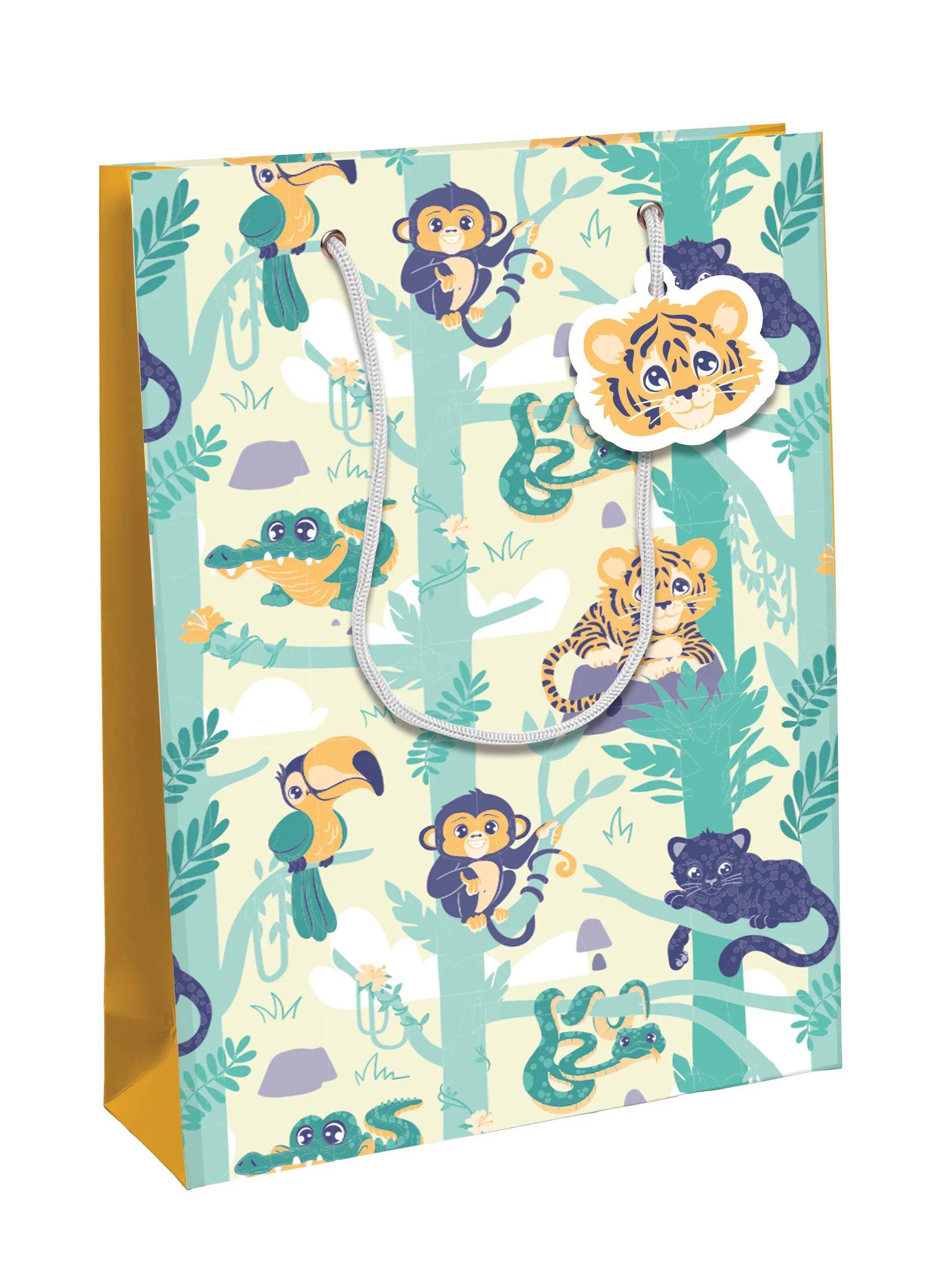 Geschenktasche mit farbenfrohen Dschungeltieren wie Affen, Tigerjungem, Tukan und Chamäleon, mit Grünflächenhintergrund und weißen Griffen.
