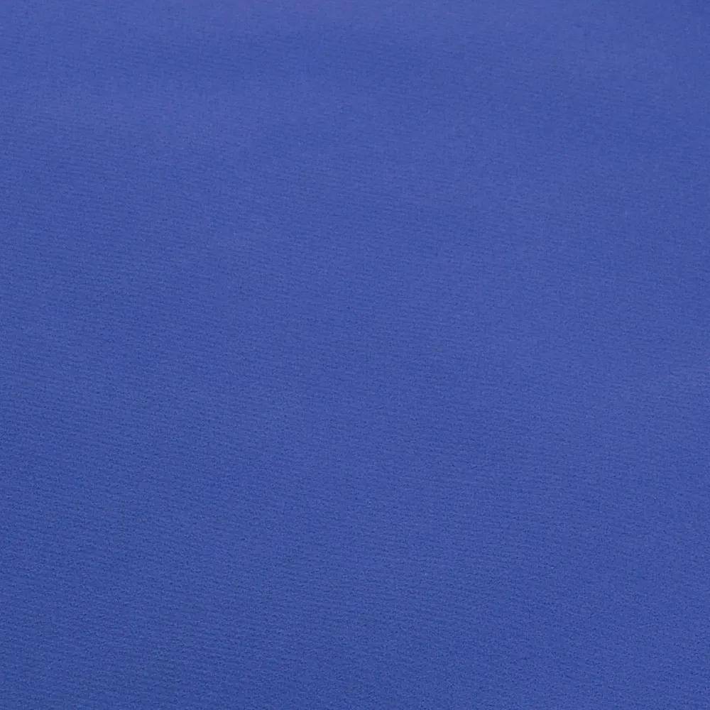 Eine flache Oberfläche, die mit dichtem königsblauen Stoff bedeckt ist und eine glatte Textur mit gleichmäßig verteilter Beleuchtung über dem Material zeigt.