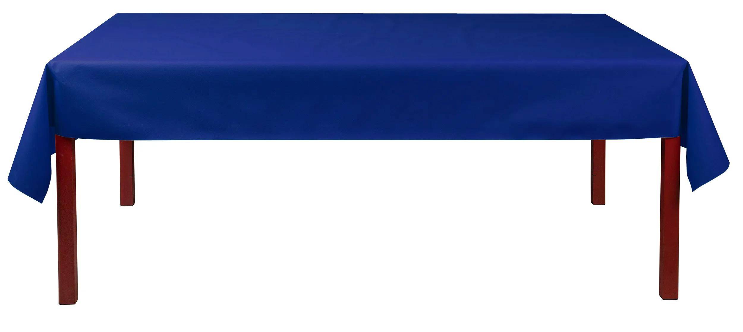 Ein blaues Tischtuch bedeckt einen Tisch.