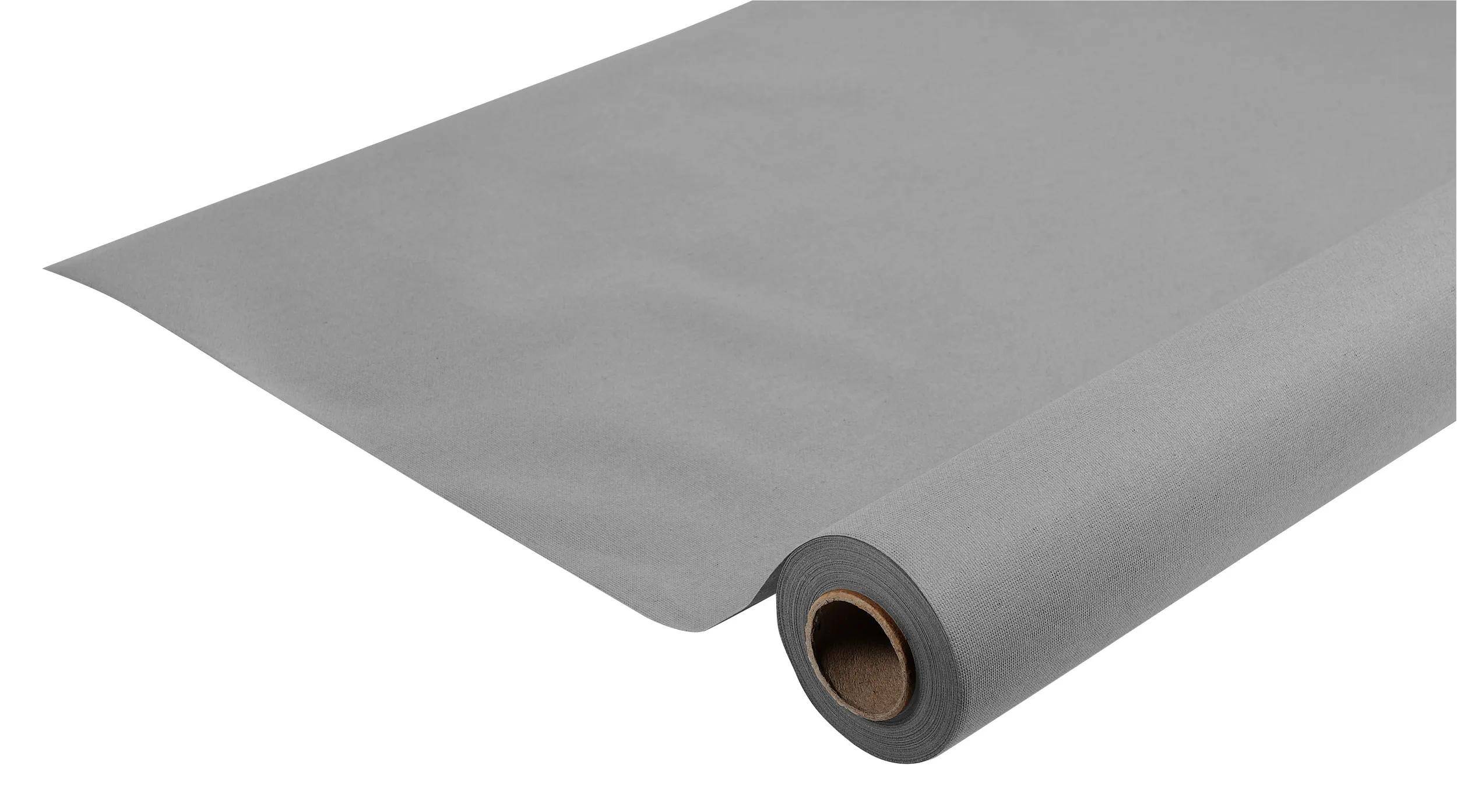 Eine teilweise aufgerollte Rolle aus grauem, strukturiertem Stoff auf weißem Hintergrund, das Materialqualität und Farbe veranschaulicht.