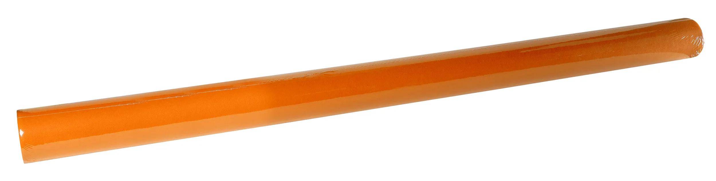 Eine große Rolle aus orangefarbener Kunststofffolie mit glänzender Oberfläche, horizontal gegen einen schlichten weißen Hintergrund positioniert.