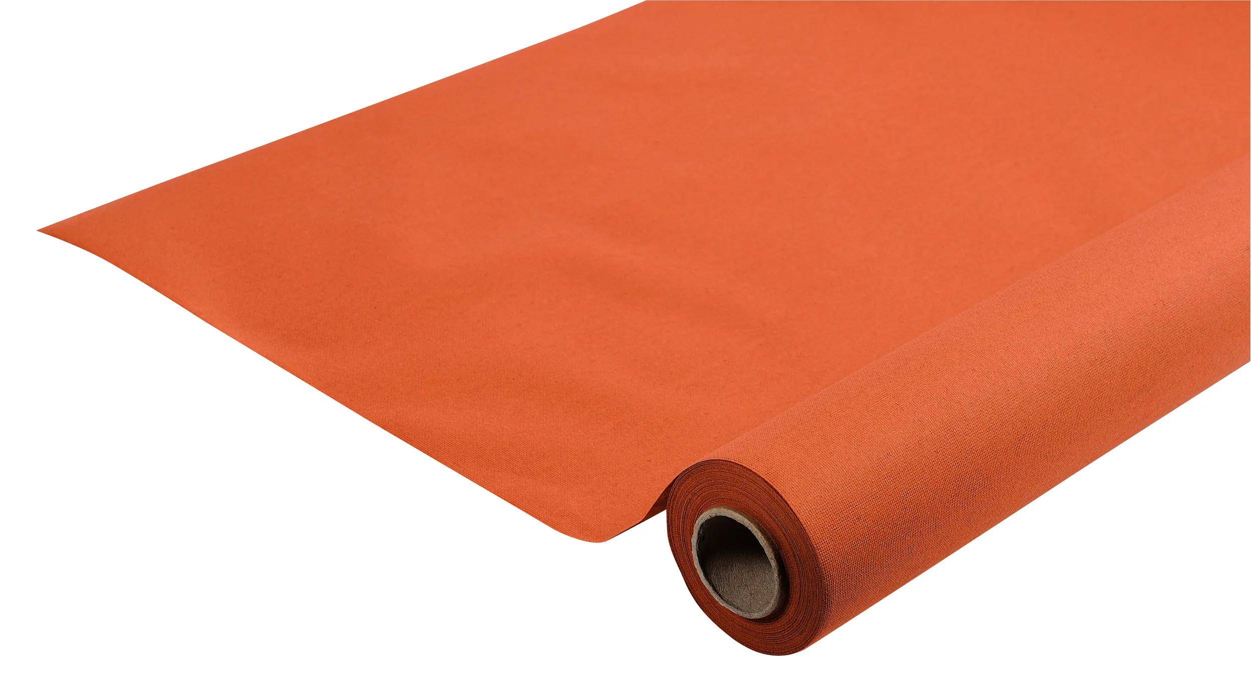 Eine Rolle orangefarbenes Konstruktionspapier, die auf weißem Hintergrund teilweise abgerollt ist und eine glatte Oberfläche und lebendige Farbe zeigt.