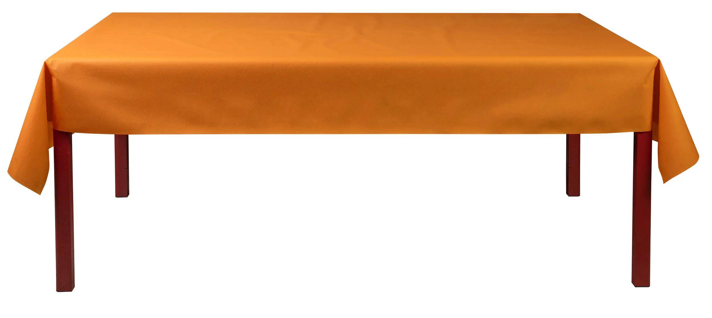 Ein orangefarbenes Tischtuch, glatt ausgebreitet, bedeckt einen rechteckigen Tisch.