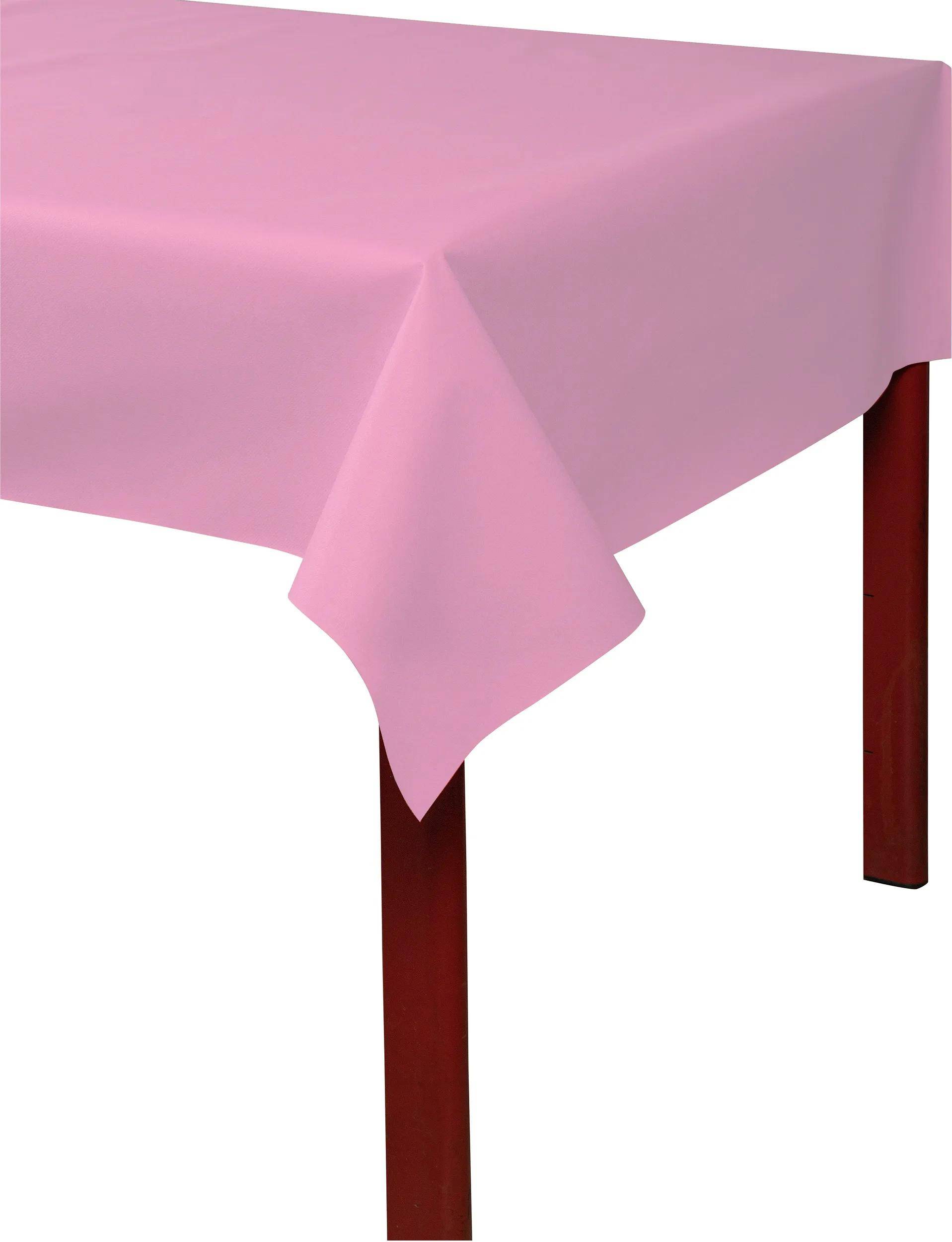 Ein rosafarbenes Tischtuch, das über einen Tisch mit Holzbeinen drapiert ist, in der Ecke eines Zimmers gezeigt.