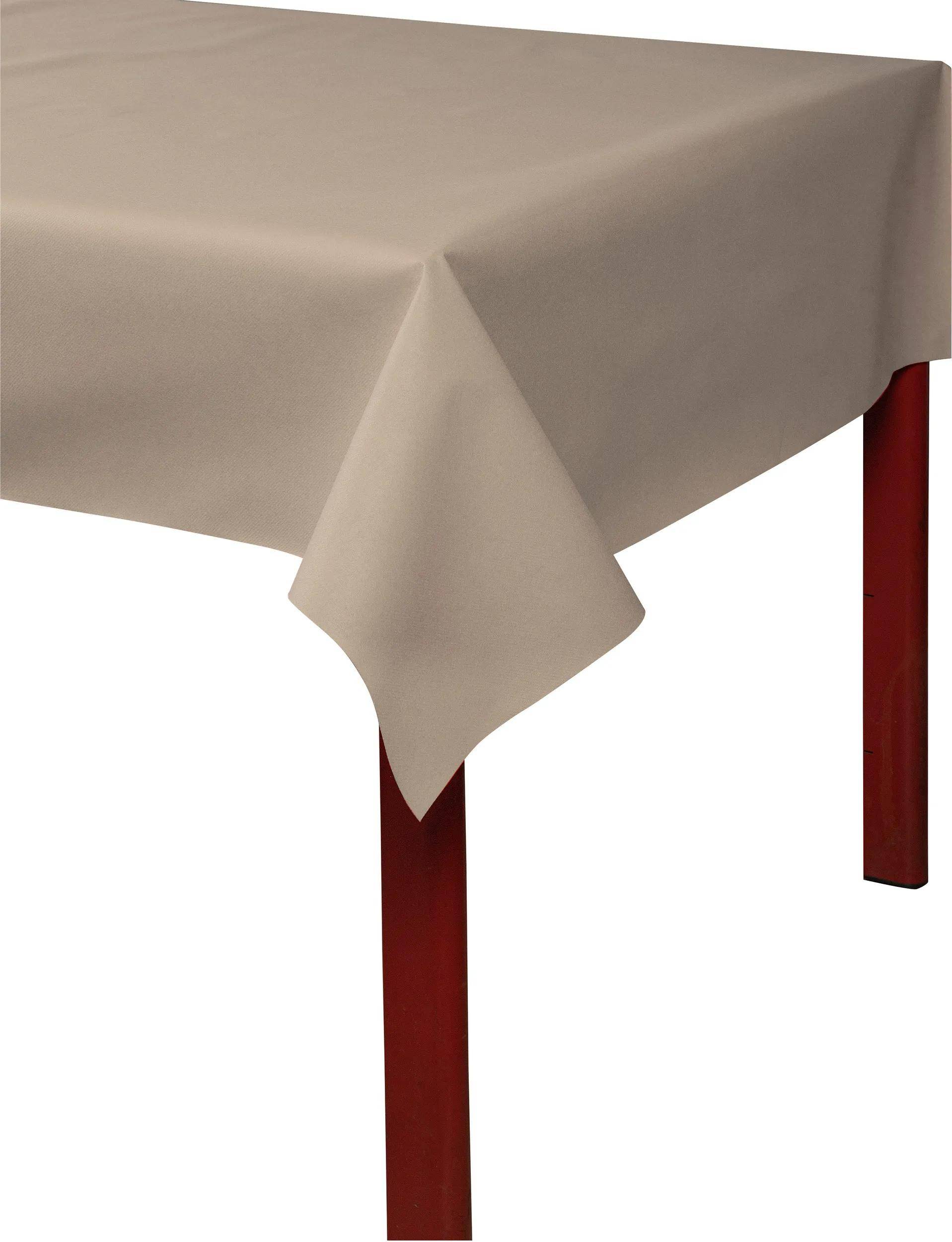 Eine beige Tischdecke, die über einen Tisch mit roten Beinen drapiert ist, aus einer Ecke betrachtet.