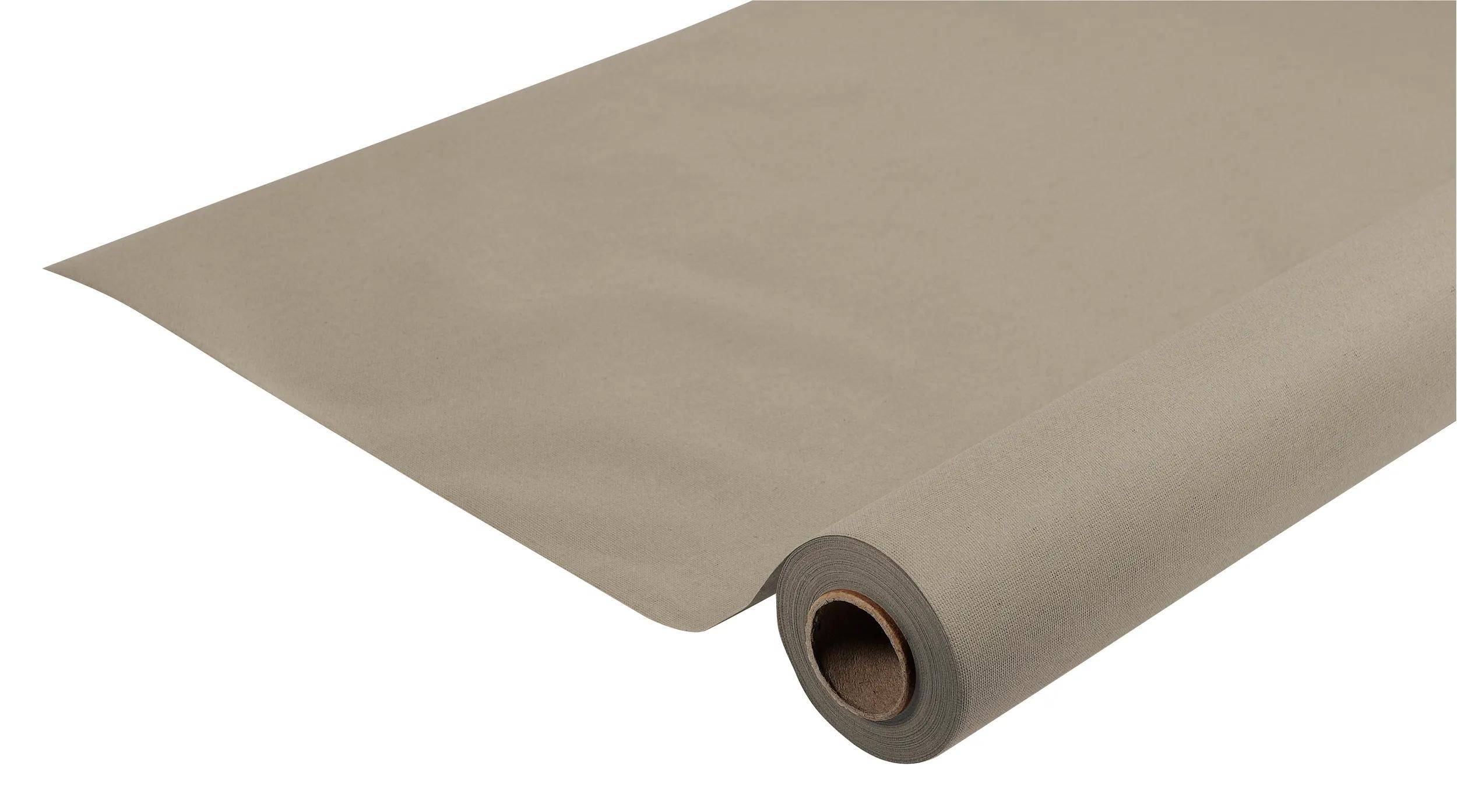 Eine Rolle braunes Kraftpapier, die auf weißem Hintergrund teilweise abgerollt ist.