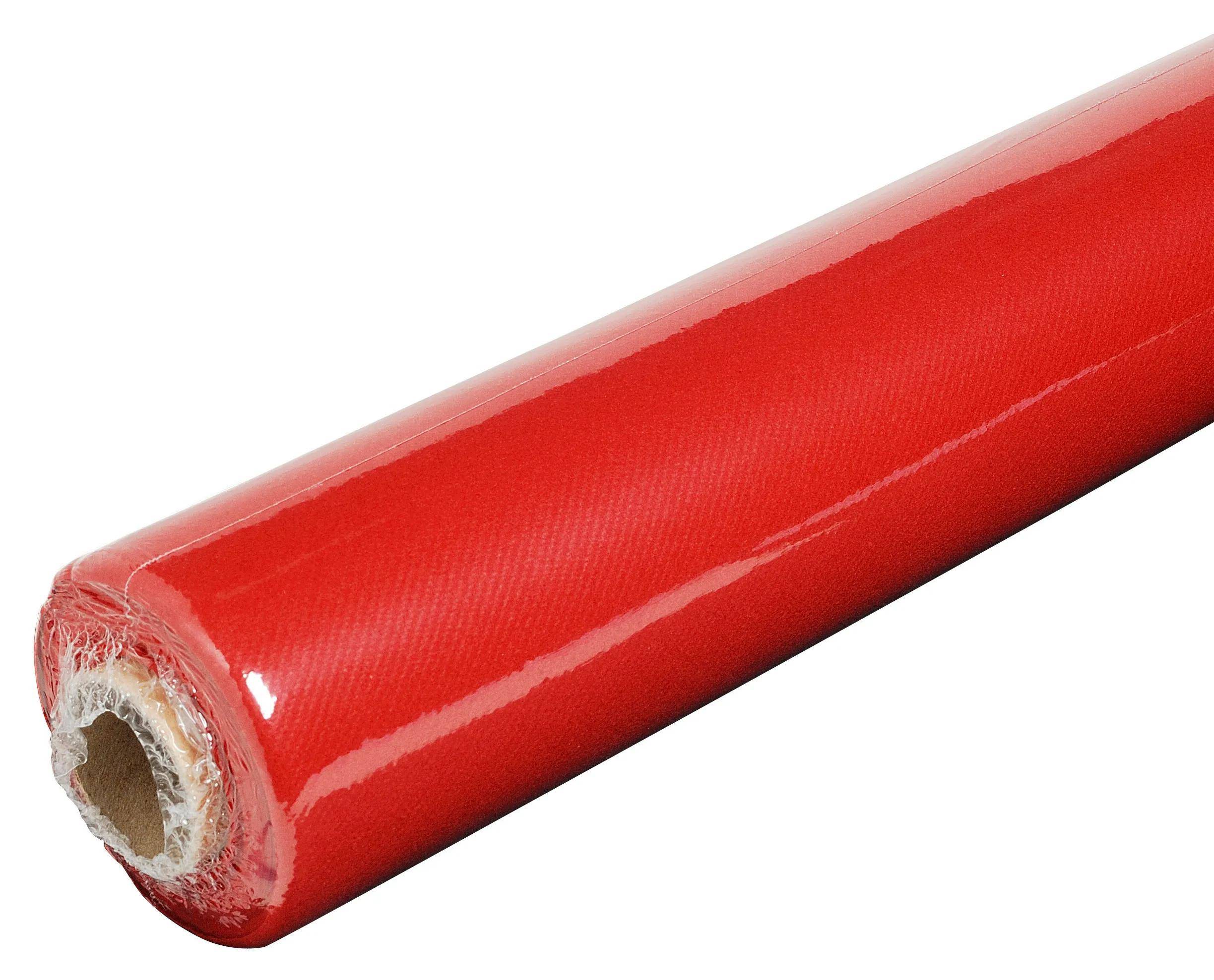 Eine Rolle aus glänzendem rotem Vinylmaterial, leicht abgewickelt, zeigt ihre glatte und glänzende Oberfläche.