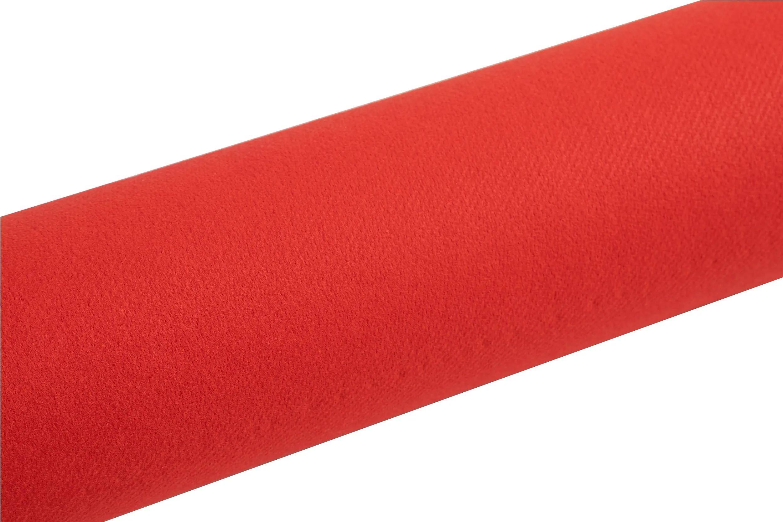 Ein Nahaufnahmebild eines strukturierten roten zylindrischen Objekts, das einer Yoga- oder Trainingsmatte ähnelt, diagonal auf einem weißen Hintergrund angezeigt.