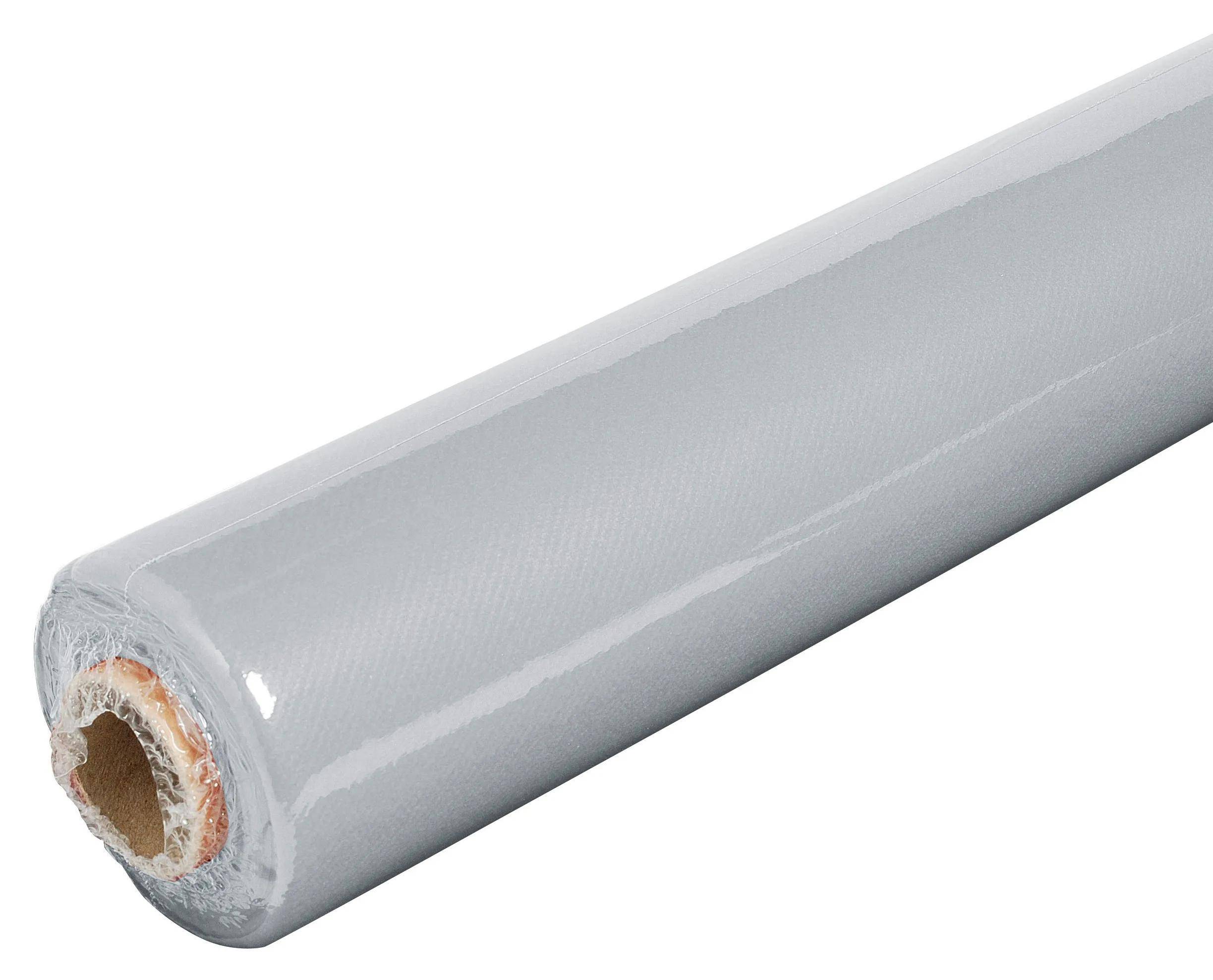Eine Rolle glänzende, reflektierende silberne Vinylfolie mit Pappkern, die zum Verpacken und zu Dekorationszwecken verwendet wird.