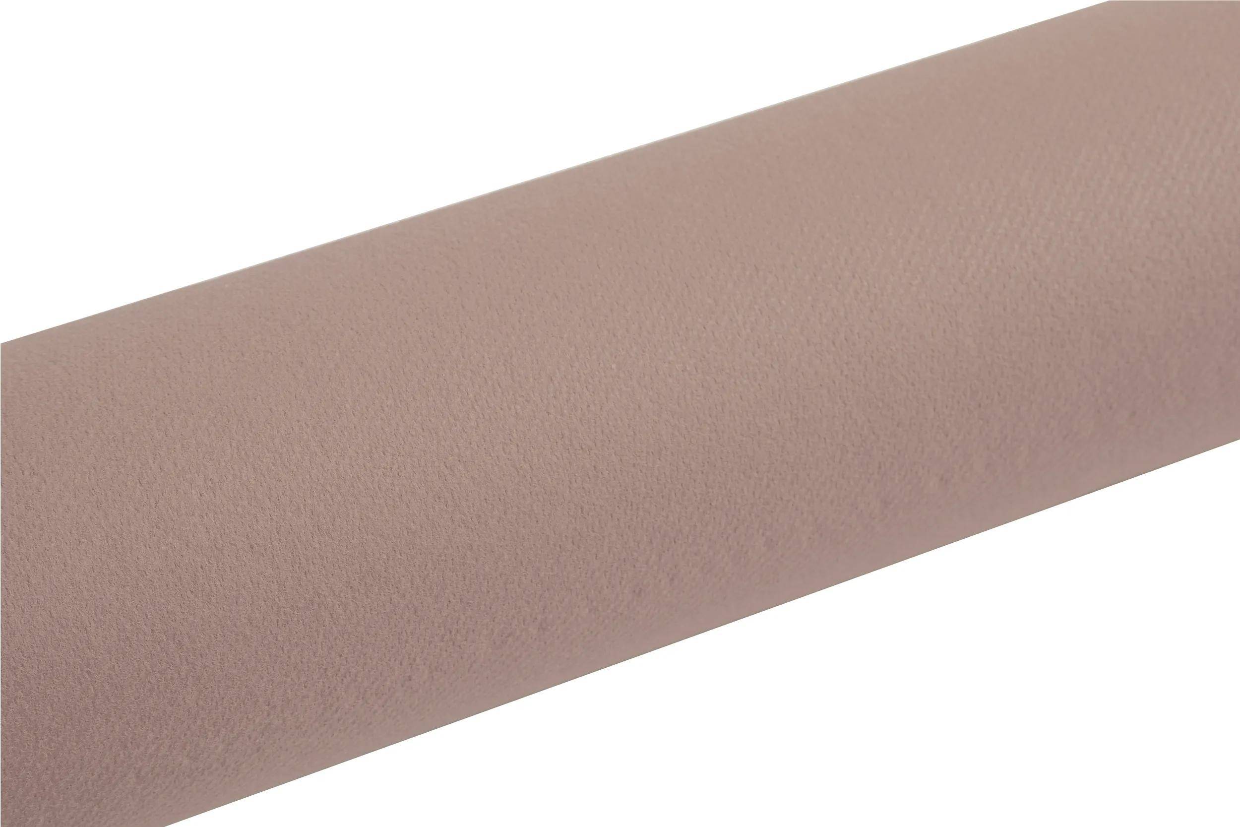 Eine Nahaufnahme einer Rolle beige strukturiertem Papier, die seine raue Oberfläche im Detail zeigt.