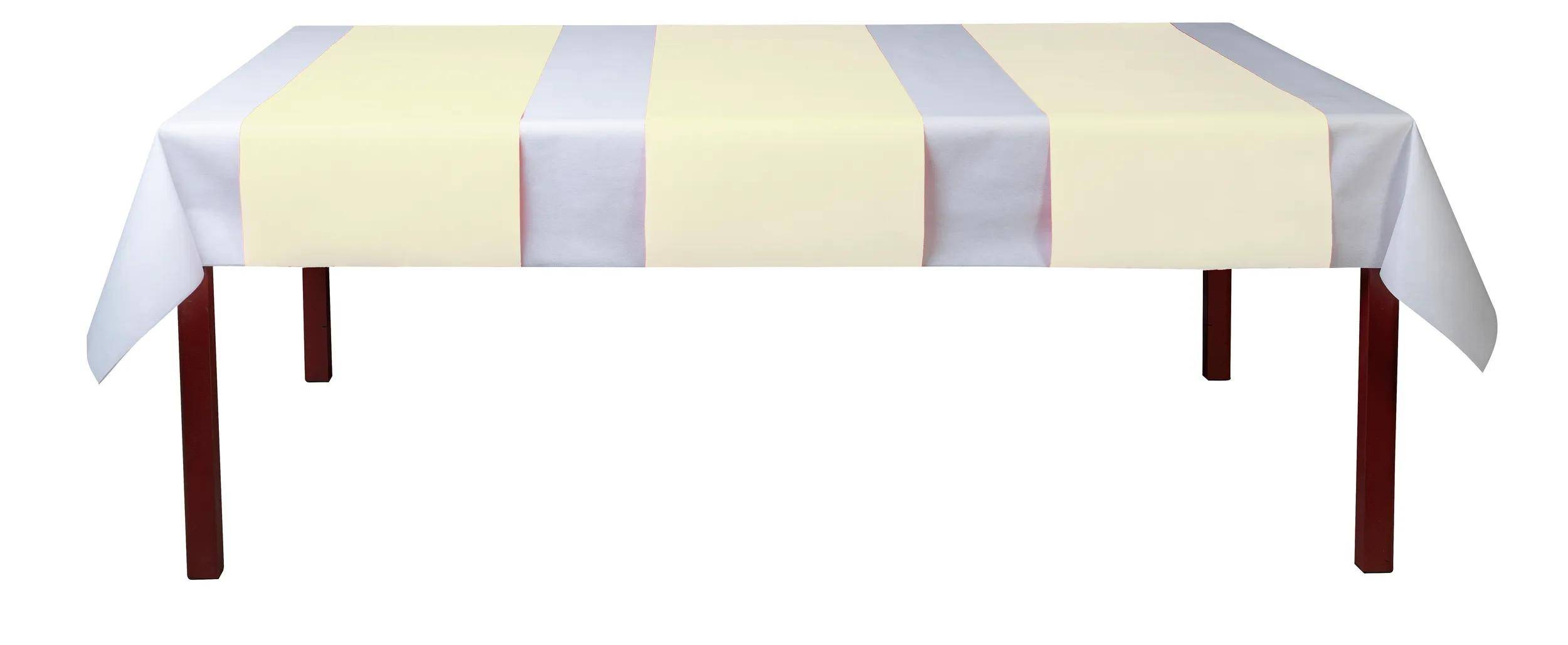 Ein Tisch mit einer gelb-weißen gestreiften Tischdecke mit vertikal wechselnden Farben.