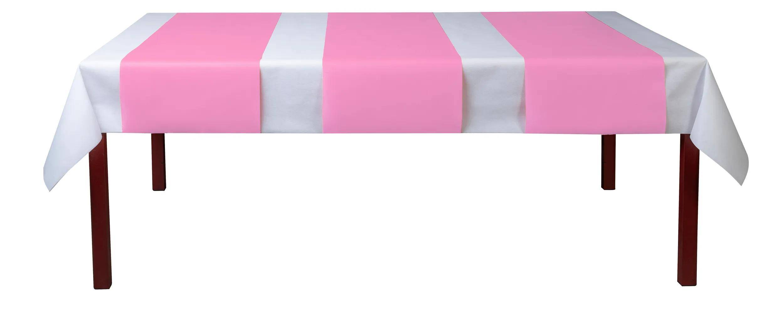 Rosa und weiß gestreiftes Tischtuch über einen Tisch drapiert.