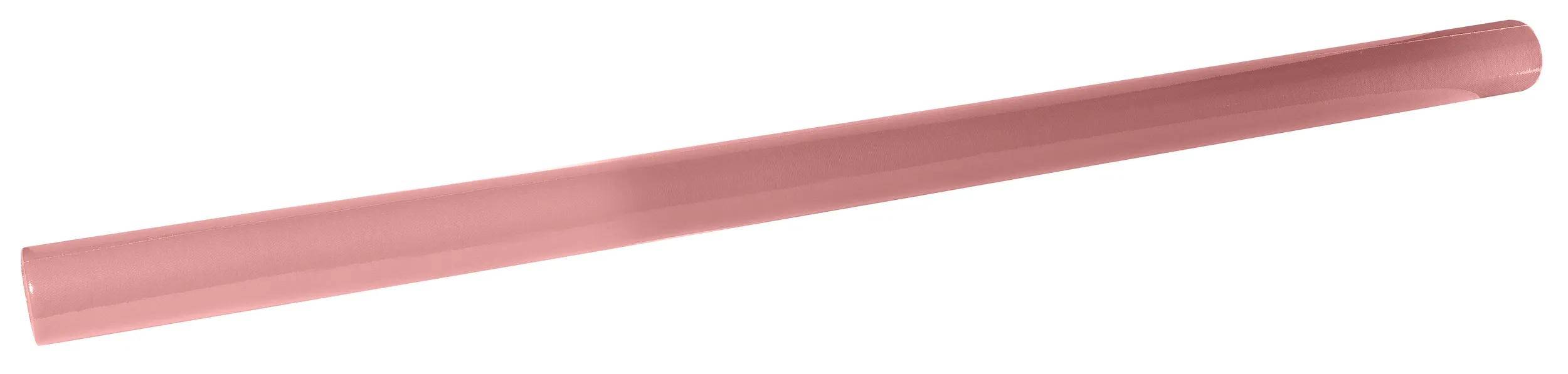 Eine Rolle zartrosa Geschenkpapier, leicht abgerollt, mit glatter, matter Oberflächenstruktur.