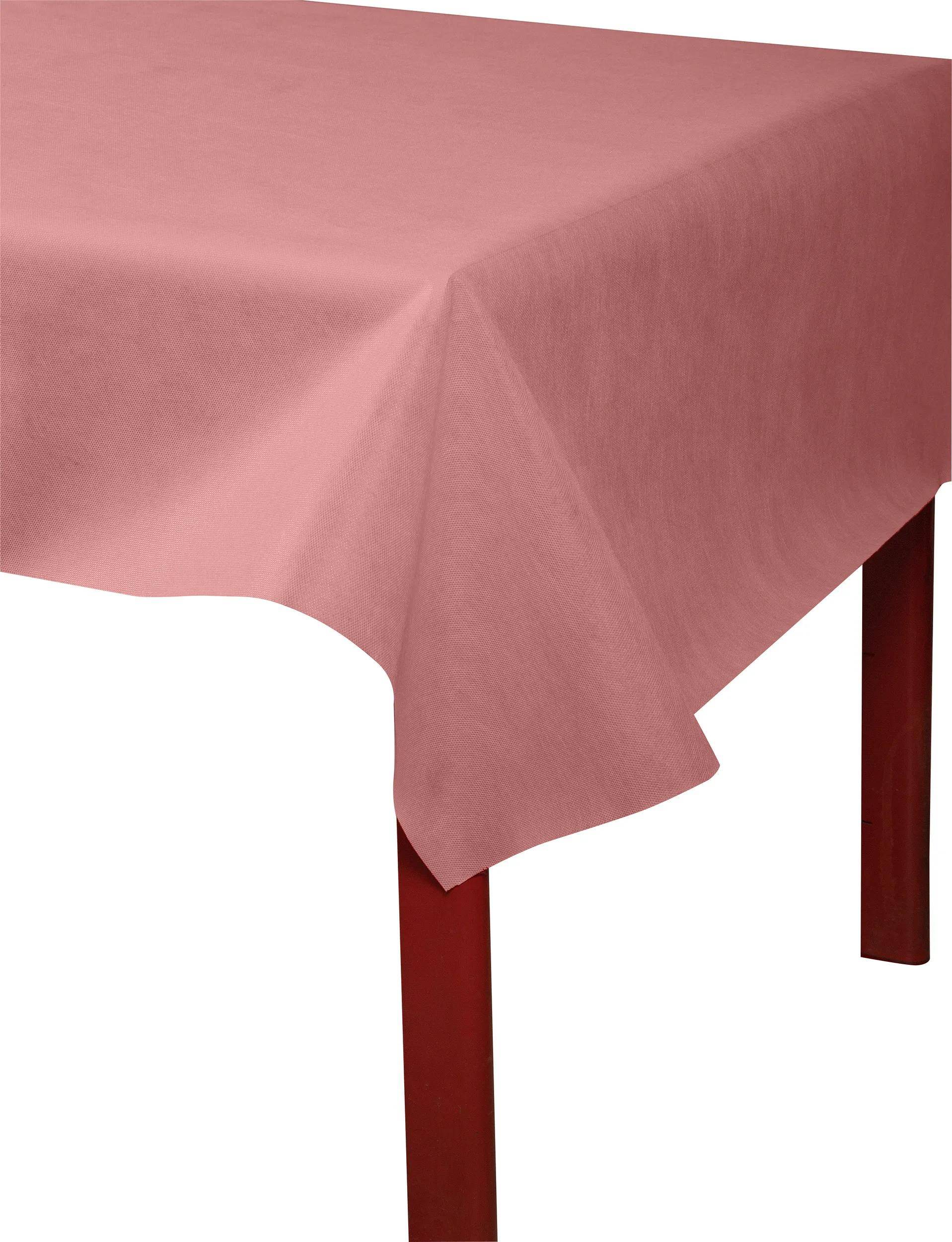 Ein Tisch mit einer schlichten roten Tischdecke, der eine Ecke und ein Bein zeigt.