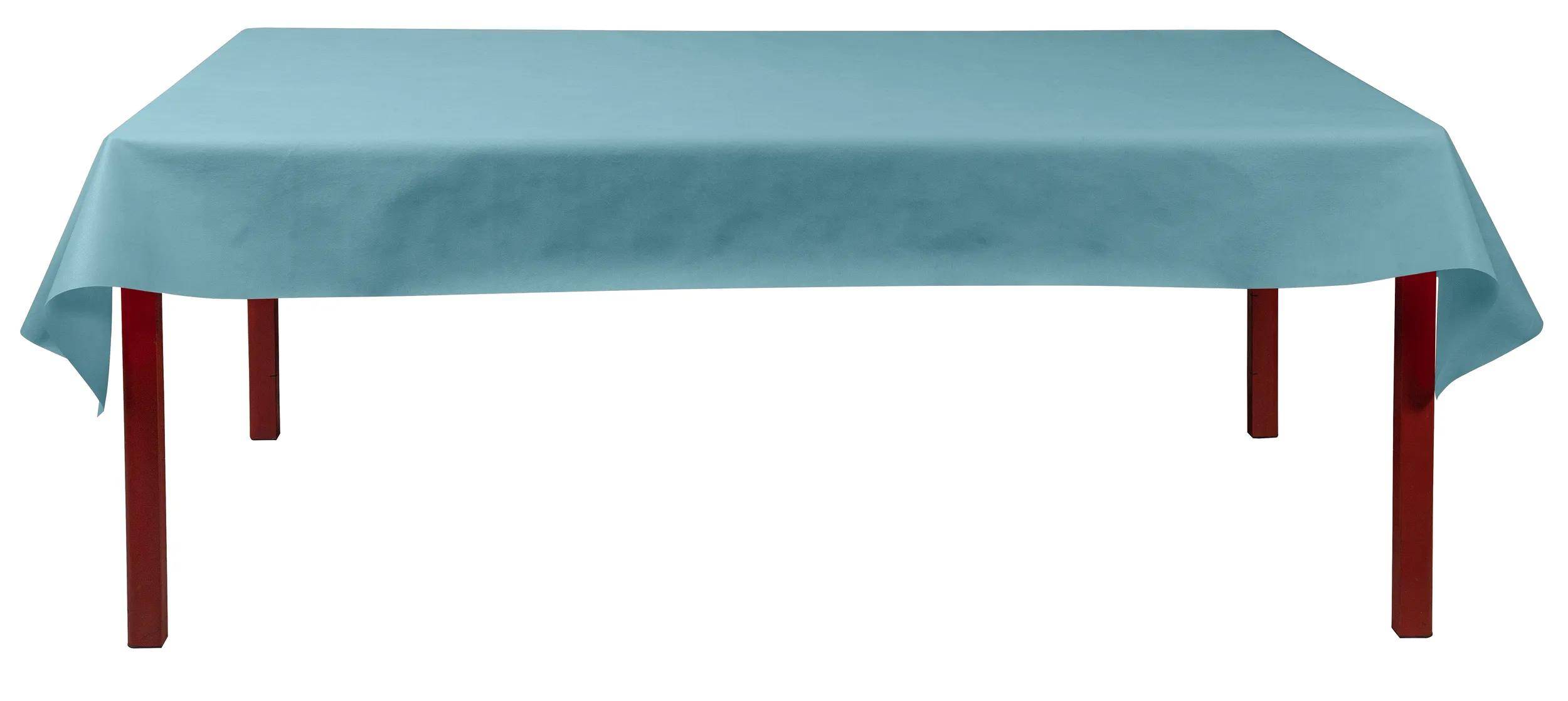 Ein hellblaues Tischtuch, das über einen rechteckigen Tisch drapiert ist und eine saubere und einfache Oberfläche schafft.