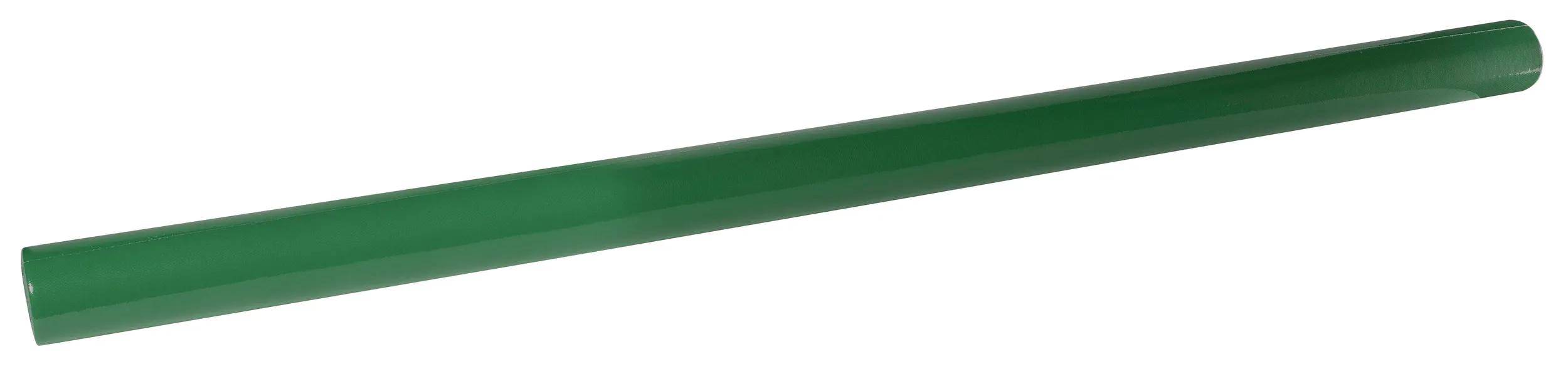 Ein langer, massiver grüner zylindrischer Gegenstand, möglicherweise ein Rohr oder eine Stange, der vor einem einfarbigen weißen Hintergrund präsentiert wird.