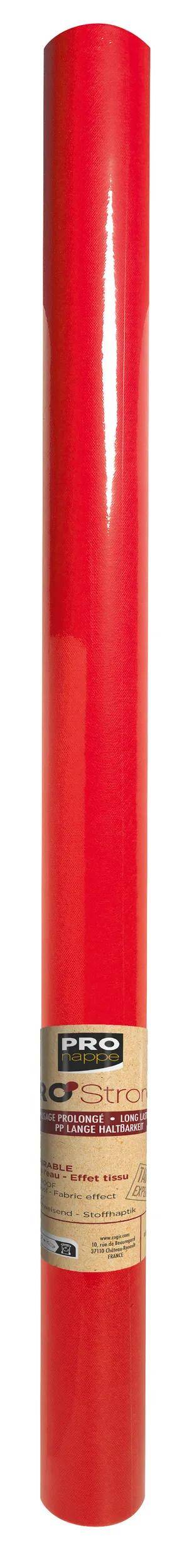 Eine leuchtend rote Rolle aus Stoff, möglicherweise Tüll, die vertikal vor einem einfarbigen weißen Hintergrund steht.