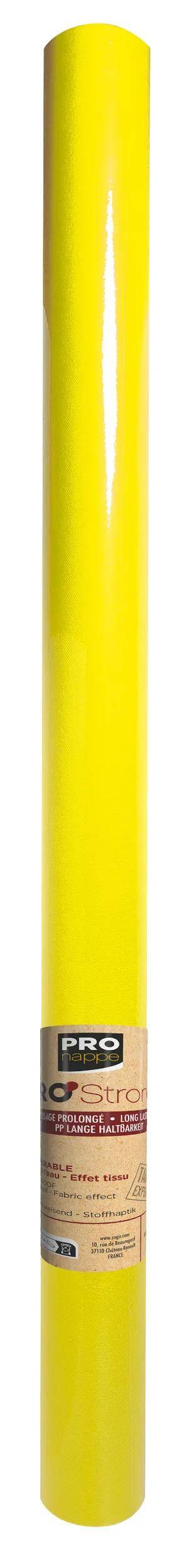 Eine helle gelbe Papierrolle, teilweise entrollt, vertikal vor einem einfarbigen Hintergrund positioniert.