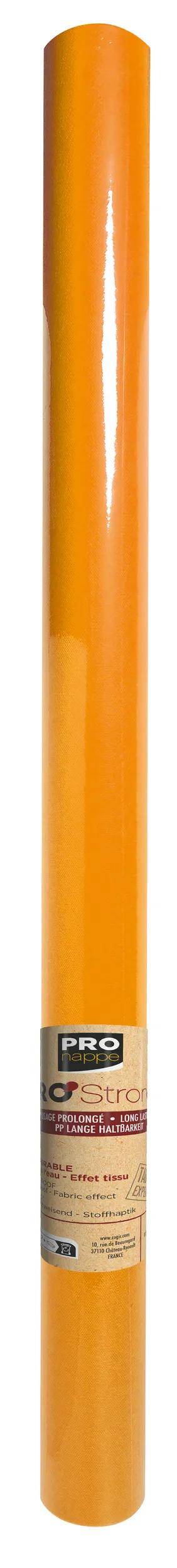 Ein hoher, zylindrischer orangefarbener Gegenstand mit glatter Oberfläche, möglicherweise ein Produkt oder Behälter, vor einem weißen Hintergrund.