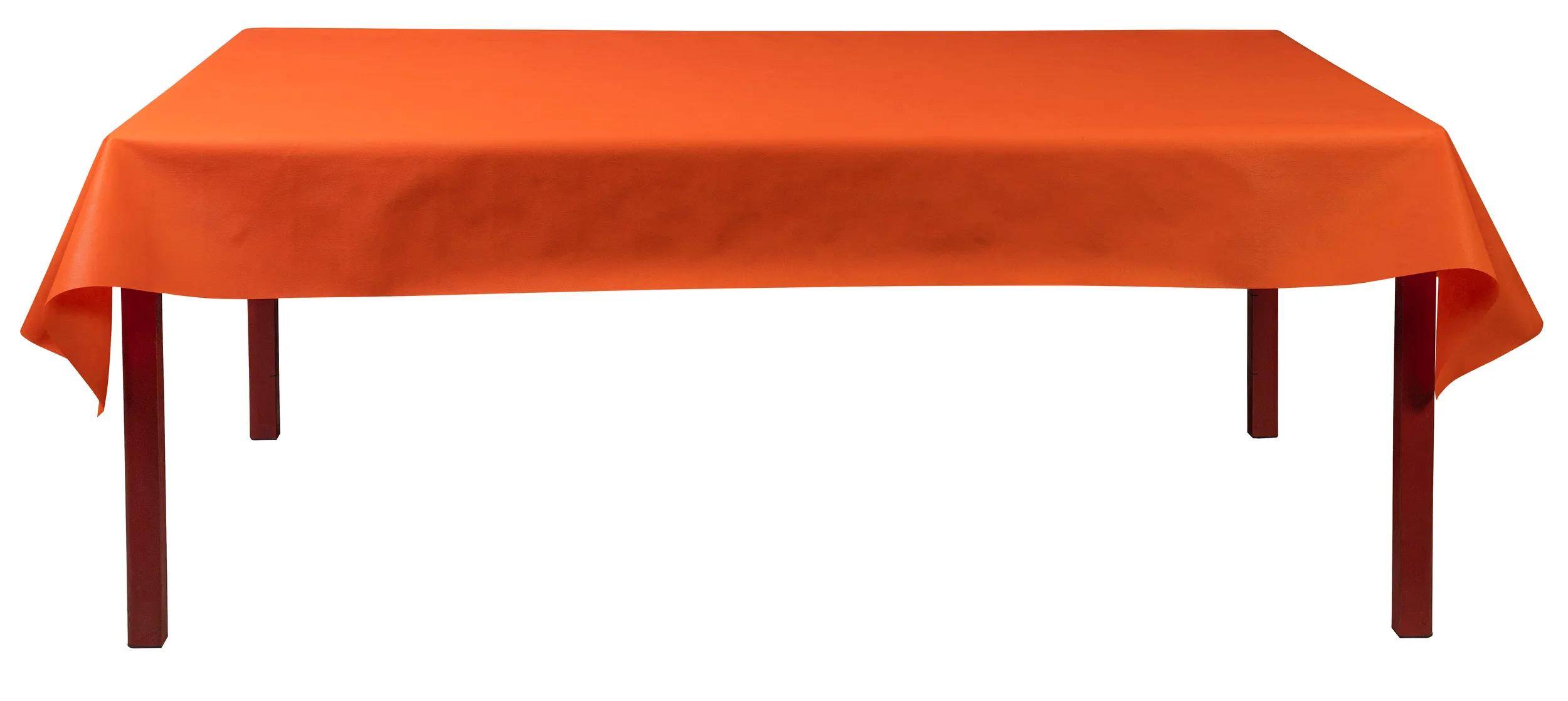 Ein orangefarbenes Tischdecken bedeckt einen rechteckigen Tisch und schafft eine lebendige und warme Atmosphäre.