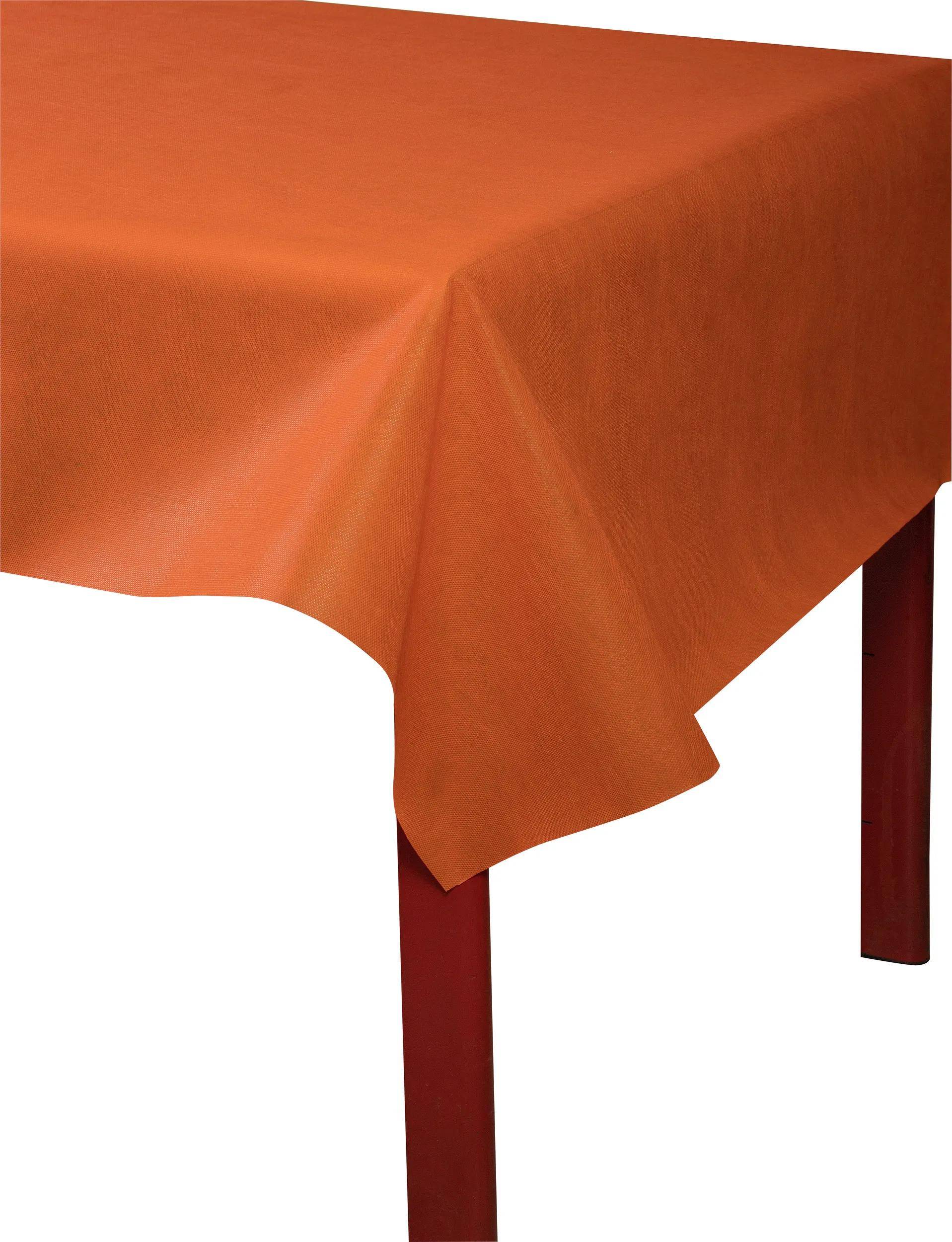 Ein orangefarbenes Tischtuch, das über einem roten Tisch drapiert ist.