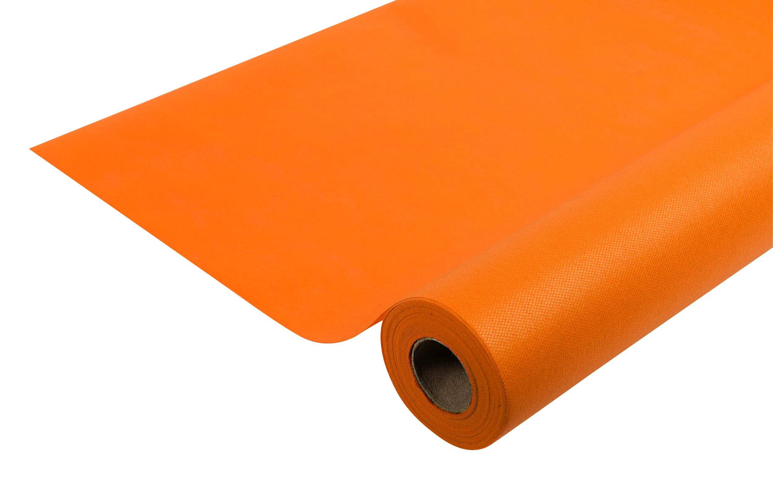 Eine Rolle aus leuchtend orangefarbenem Stoff, teilweise aufgerollt auf einem weißen Hintergrund, die die Textur des Stoffes und den Pappröhrenkern zeigt.