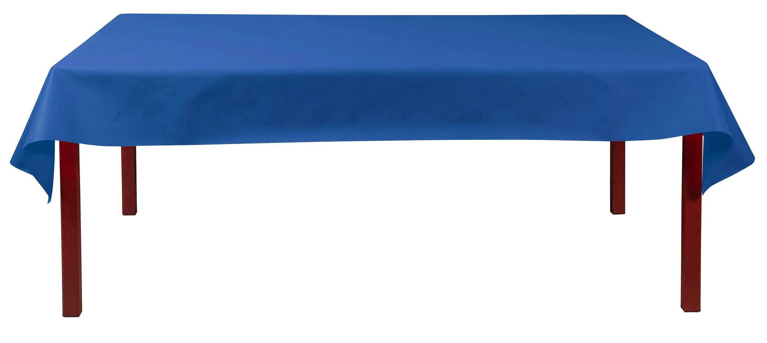 Ein einfaches blaues Tischtuch bedeckt einen rechteckigen Tisch und deutet auf eine Einrichtung für ein formelles Ereignis oder eine Essenssituation hin.