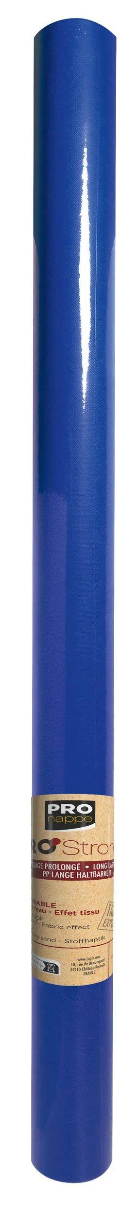 Eine Nahaufnahme einer blauen Yogamatte, die senkrecht steht und deren strukturierte Oberfläche zu sehen ist.