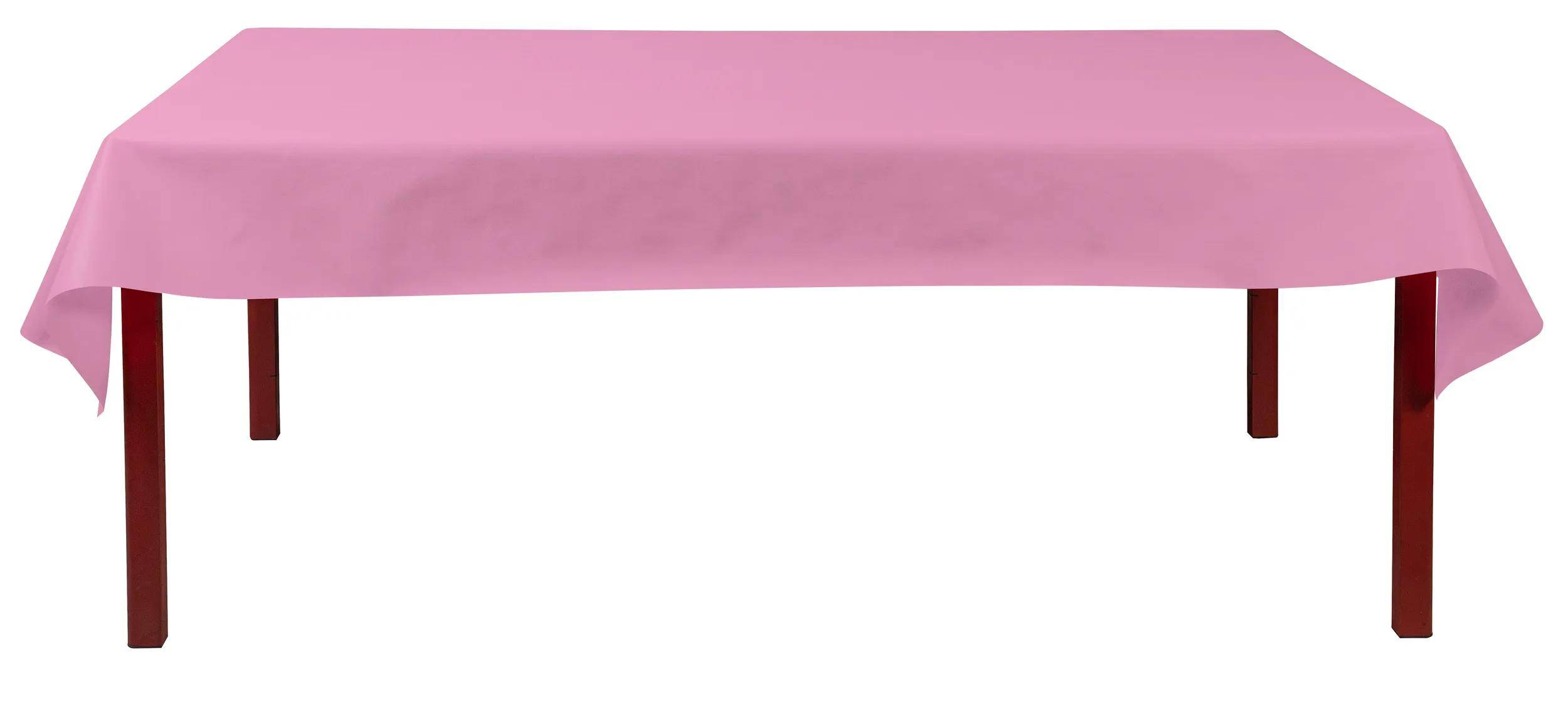Eine rosa rechteckige Tischdecke, die einen Tisch bedeckt und eine glatte, einheitliche Oberfläche bietet.