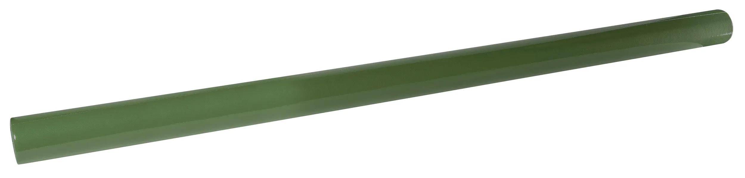 Ein langer grüner zylindrischer Gegenstand, der horizontal auf einem weißen Hintergrund platziert ist.