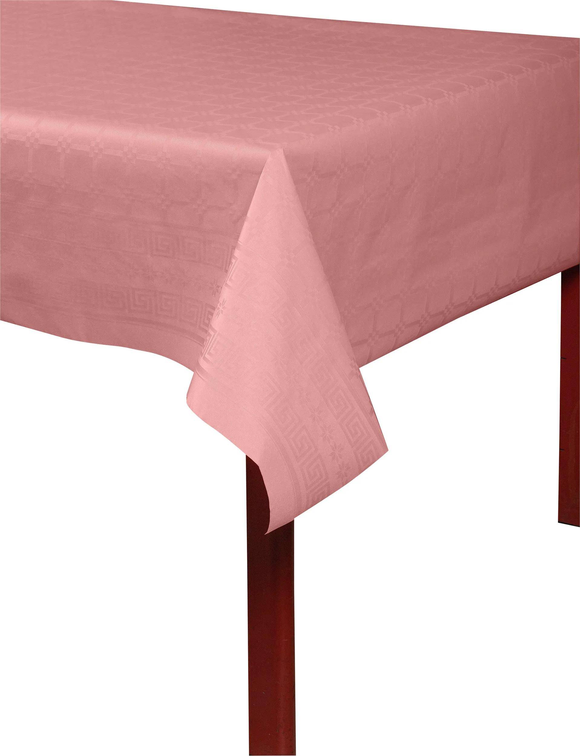 Eine rosa Tischdecke liegt über einem rechteckigen Tisch mit einem dezenten geometrischen Muster. Der Tisch hat rote Beine.