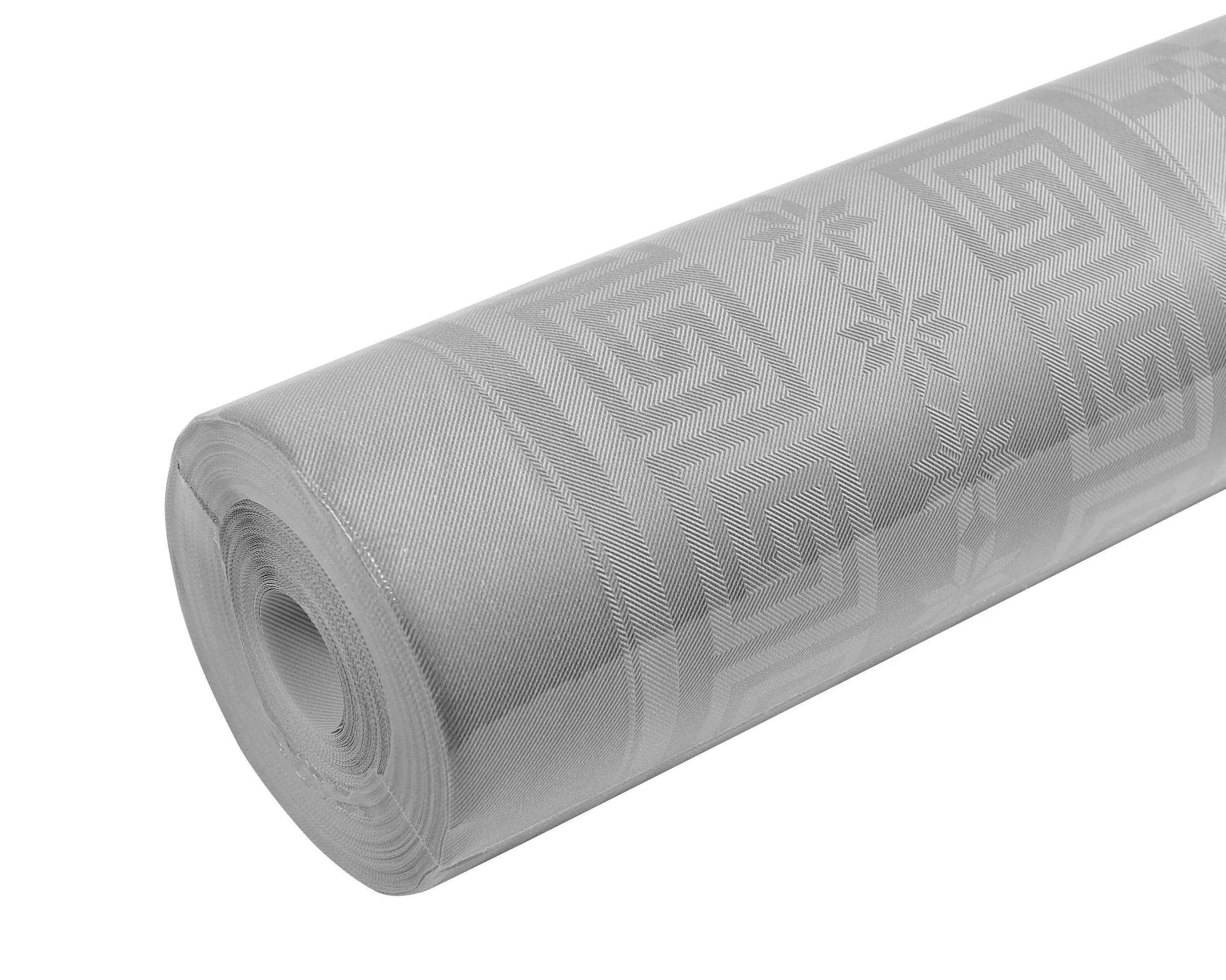 Eine Rolle aus geprägtem Silberstoff mit geometrischen und floralen Mustern, die eine detaillierte und dekorative Textur aufweist.