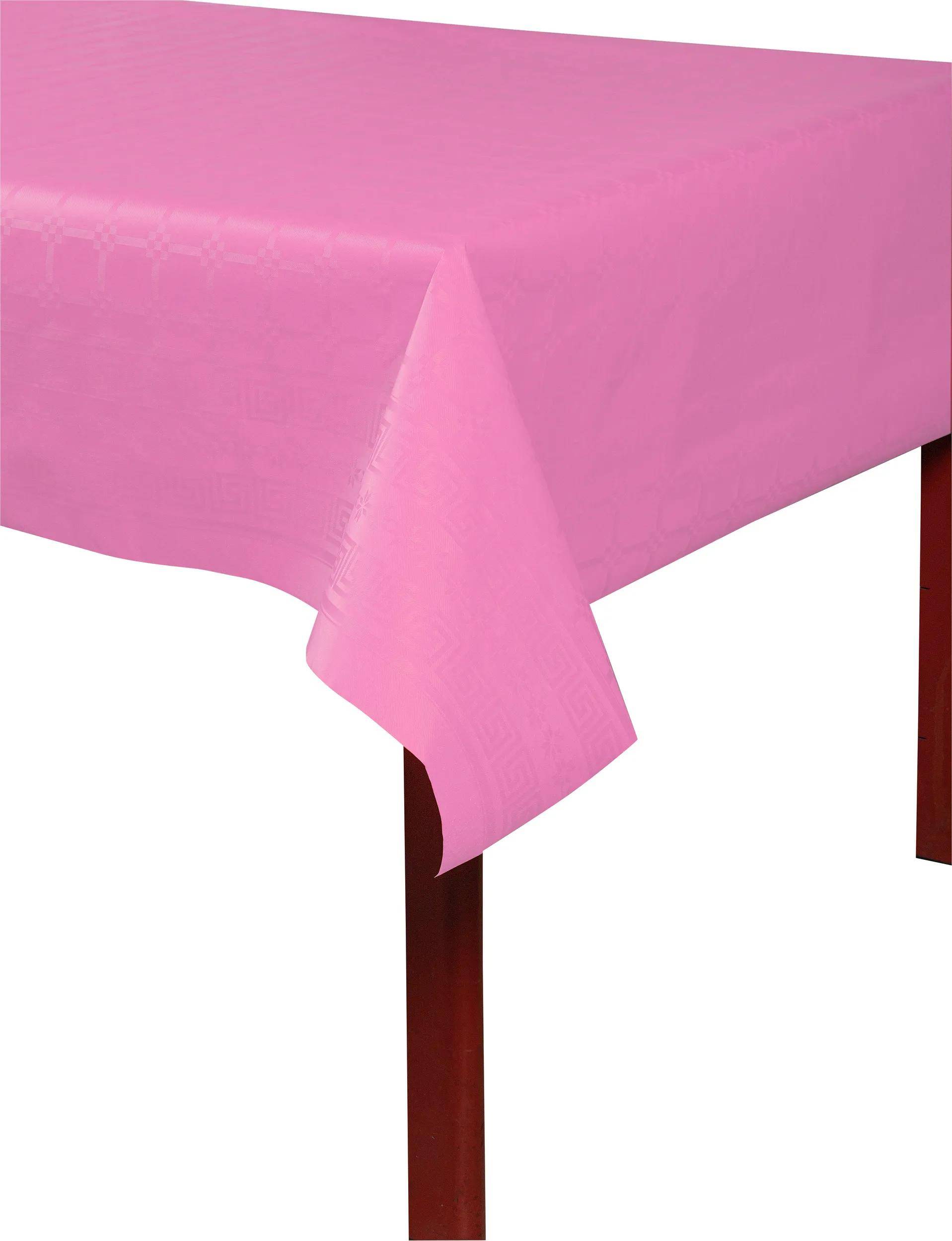 Ein rosa Tischtuch, das über die Ecke eines rechteckigen Tisches mit Holzbeinen drapiert ist.