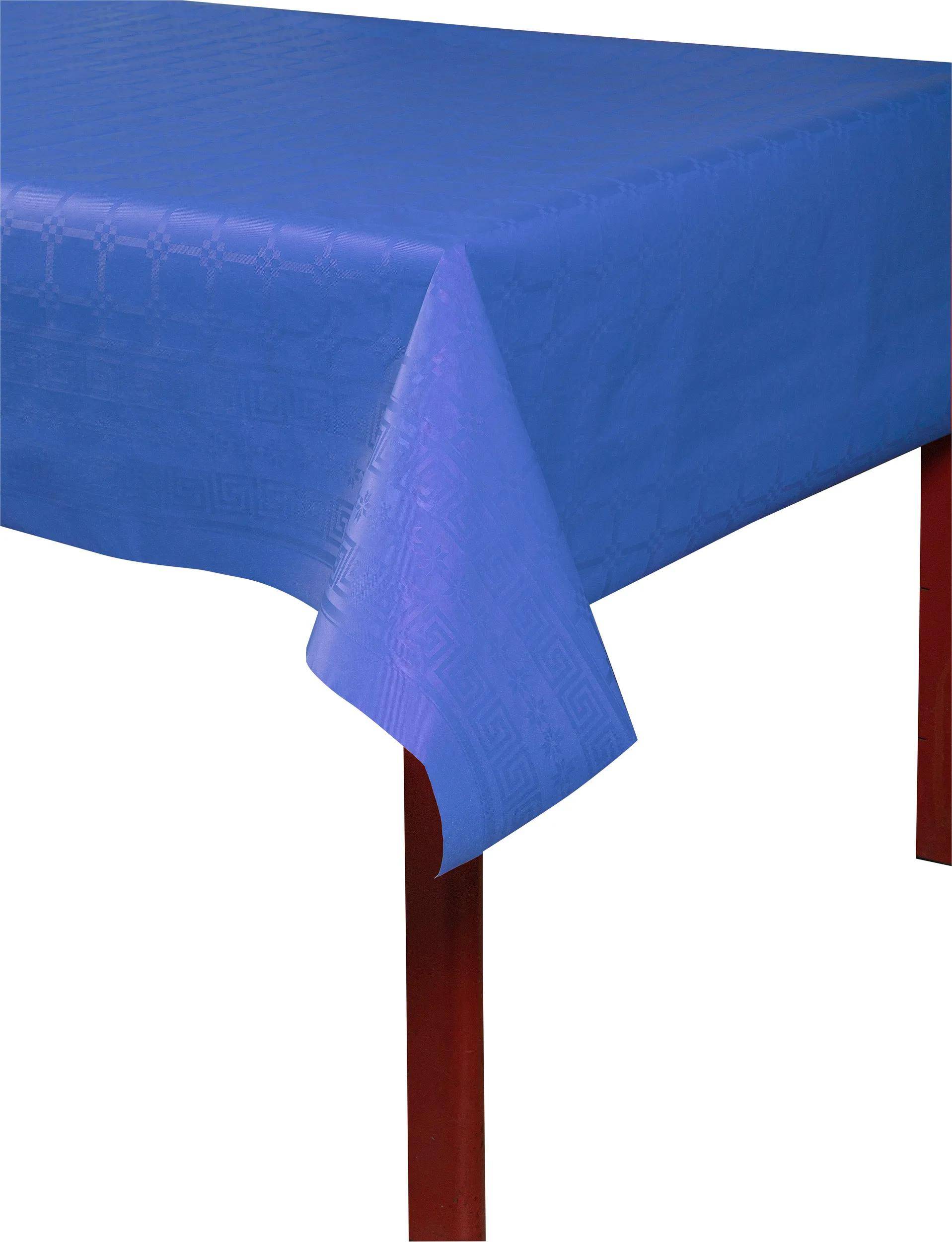 Eine blaue Tischdecke mit einem dezenten geometrischen Muster bedeckt einen roten Tisch und fällt an den Kanten sanft herab.