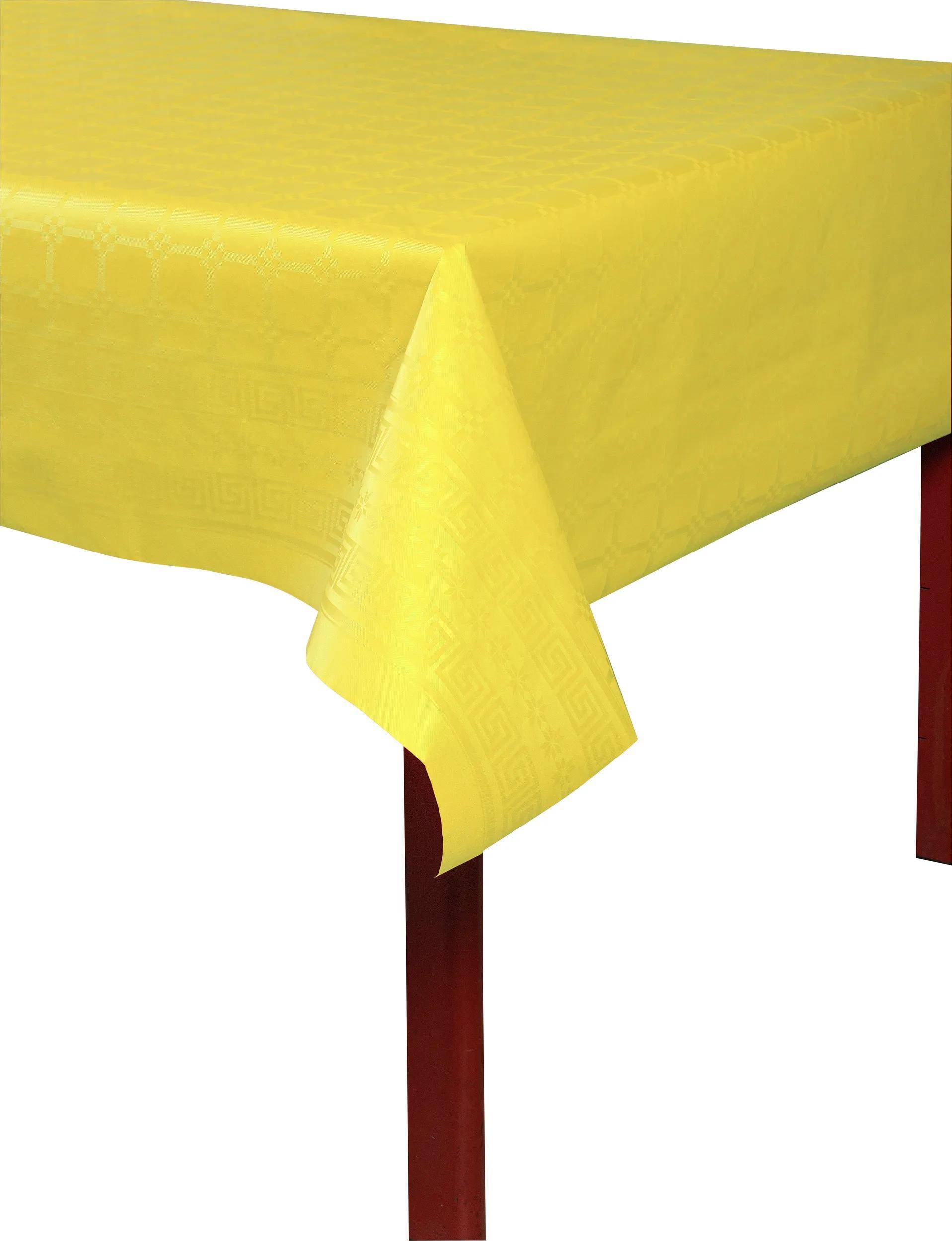 Eine Nahaufnahme einer gelben Tischdecke mit einem subtilen geometrischen Muster, das über eine rote Tischkante drapiert ist.