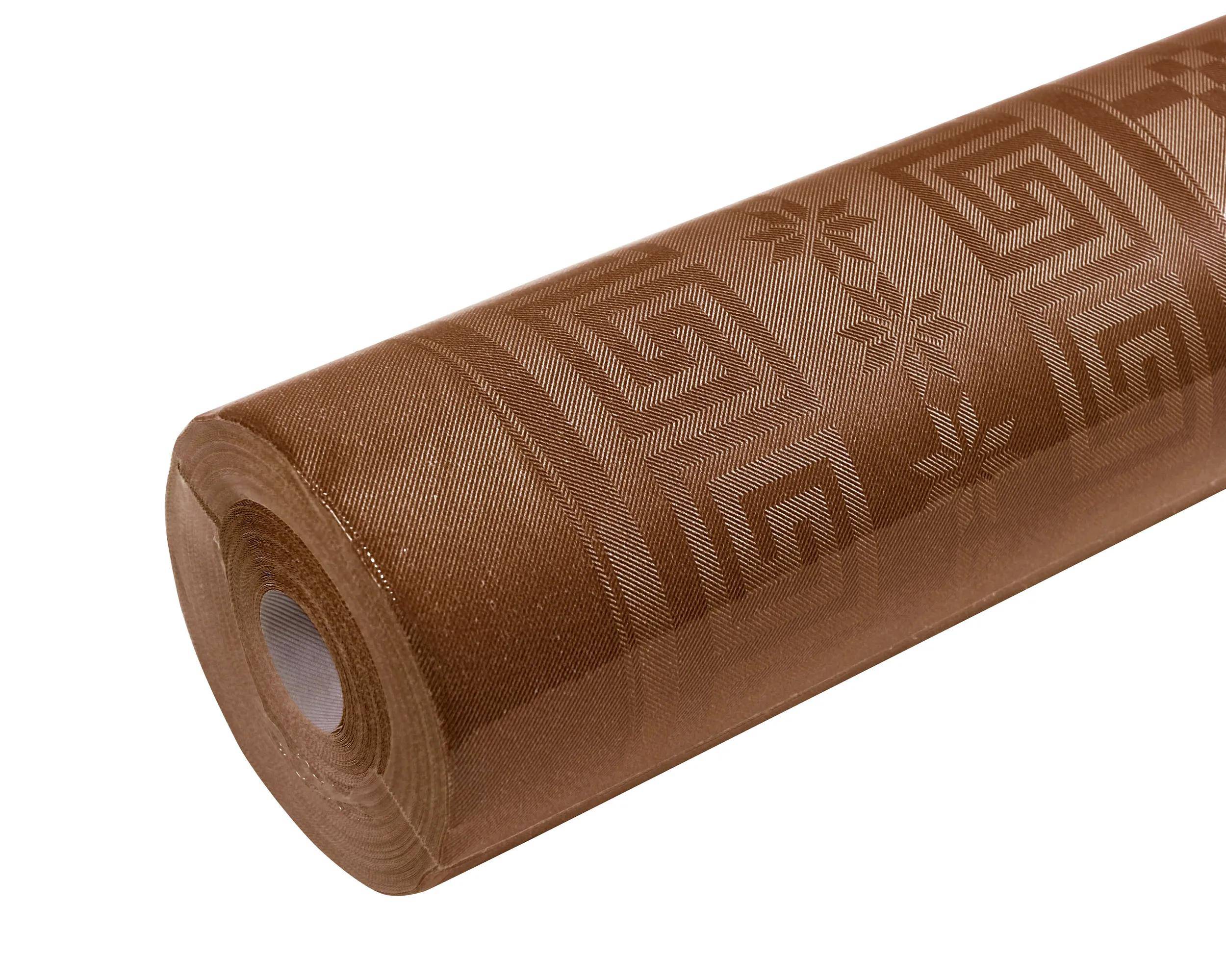 Ein strukturierter, brauner Stoff mit geometrischem Muster bestehend aus Streifen und griechischen Schlüsselmotiven, verwendet für Polsterung oder Dekoration.