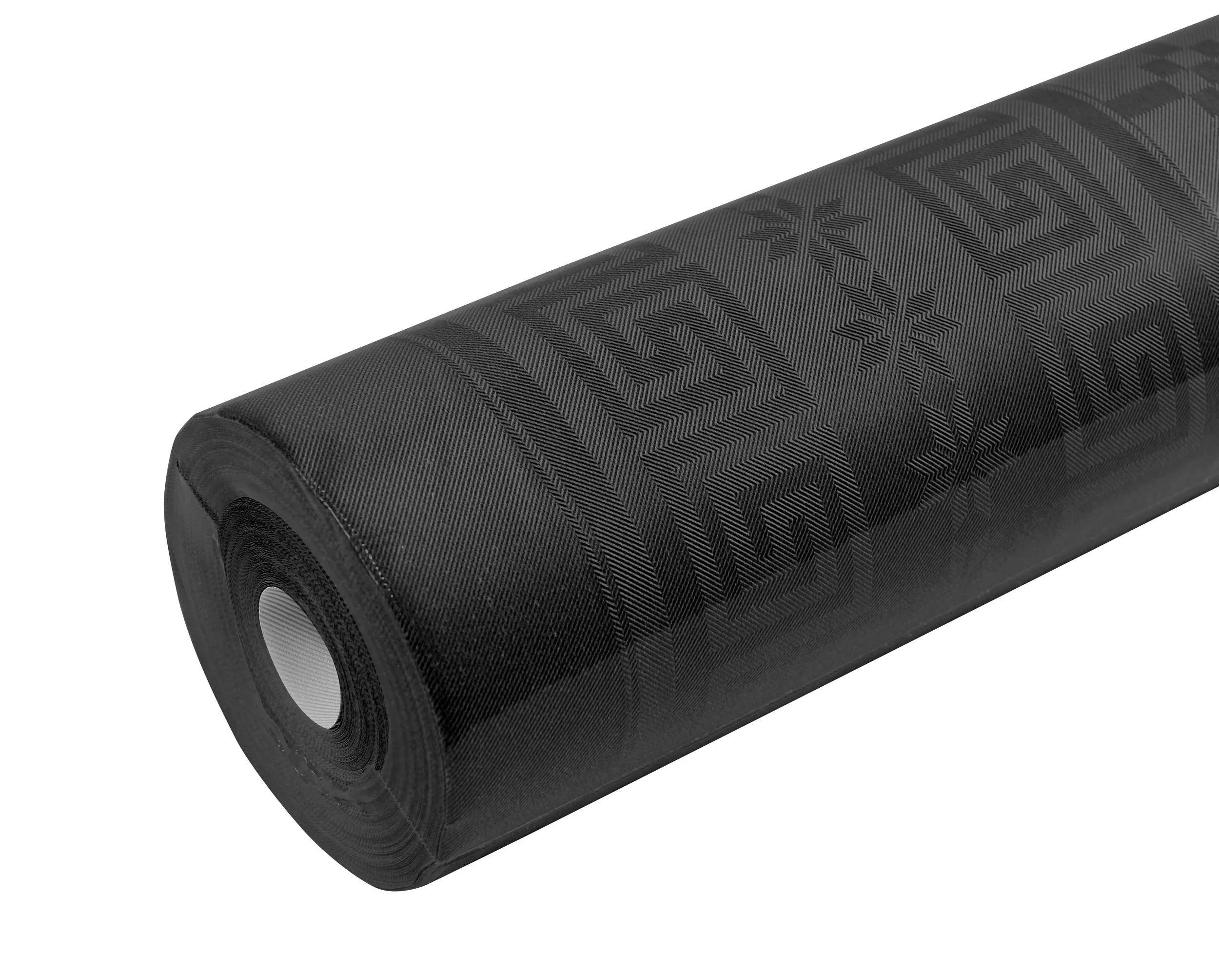 Eine schwarz strukturierte Yogamatte aufgerollt, mit geometrischen Mustern und Designs, bereit für Bewegung oder Entspannung.