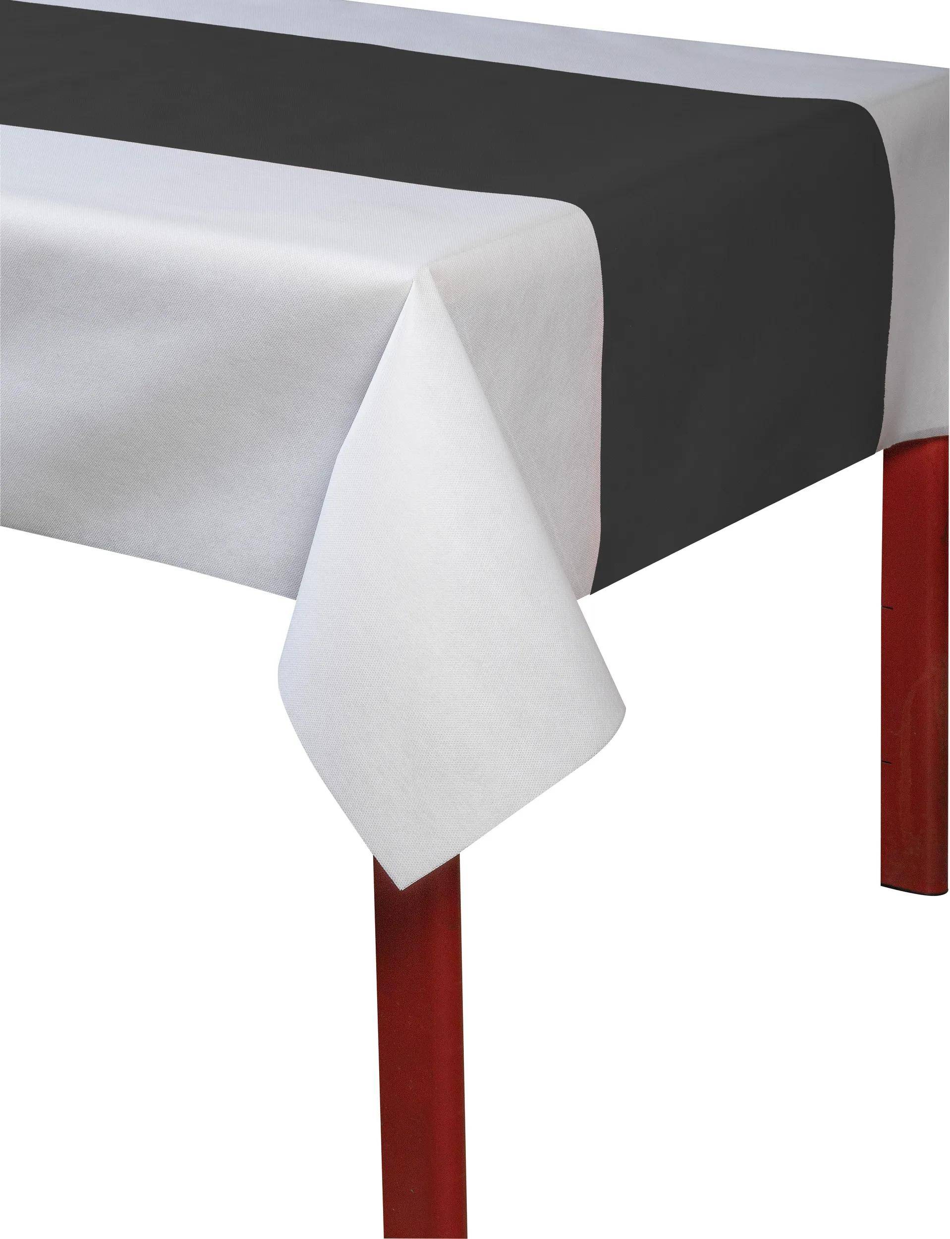 Ein Esstisch mit einer schwarz-weißen Tischdecke, die darüber drapiert ist und einen modernen, minimalistischen Stil zeigt. Die Tischbeine sind rot.