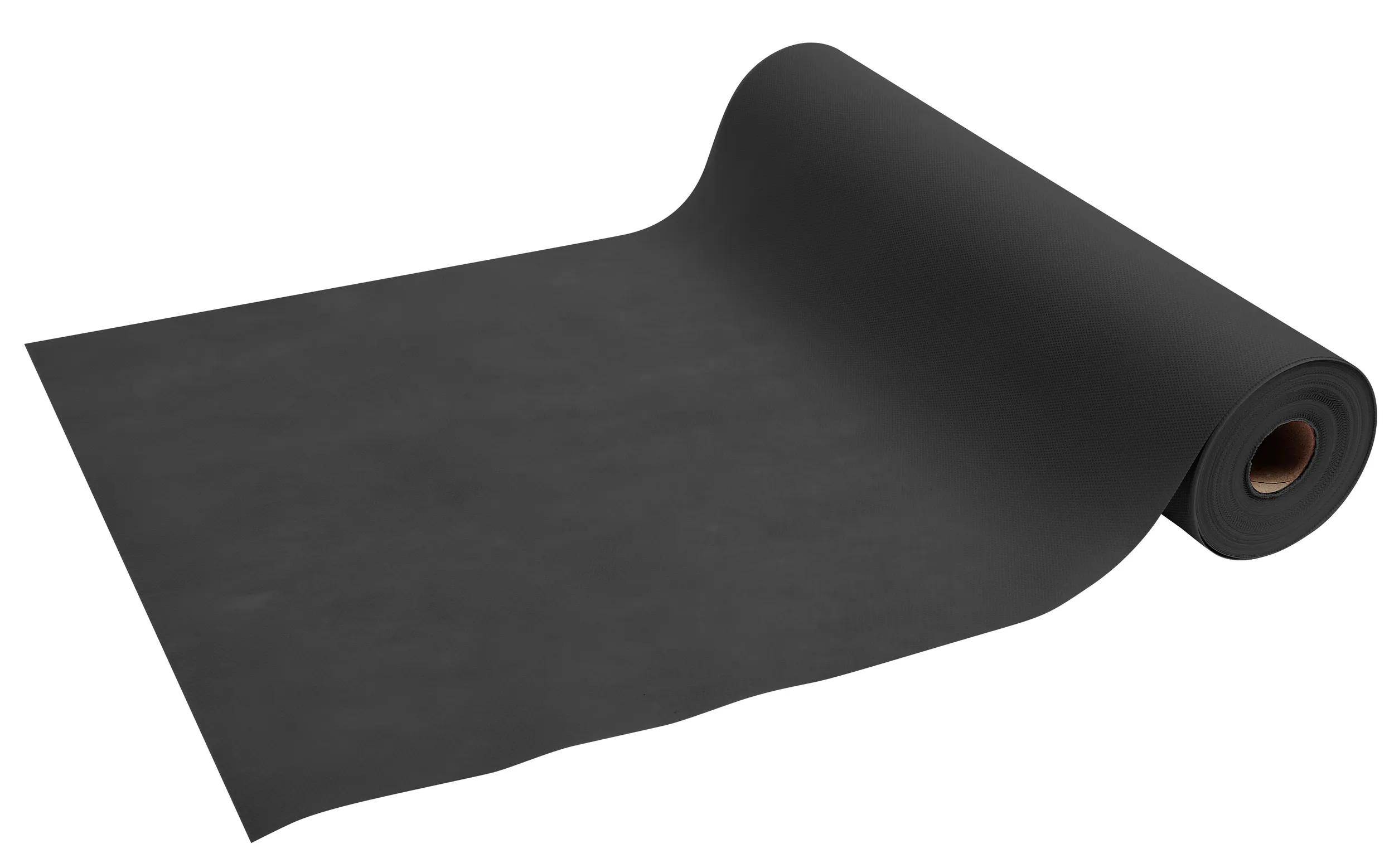 Eine ausgerollte schwarze Yogamatte mit leicht angehobenem Rand, bereit zur Verwendung auf einer ebenen Fläche.