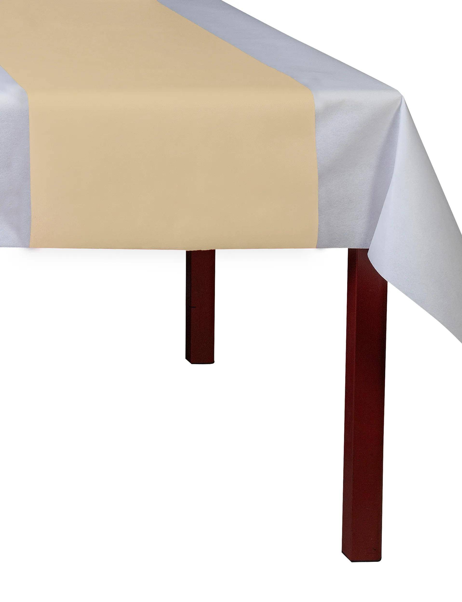 Ein Tisch mit einer weißen Tischdecke und einem beigen Tischläufer auf einem Holzboden.