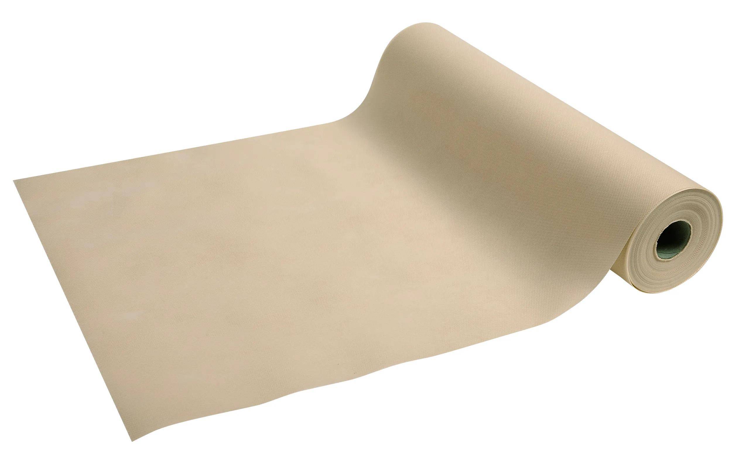 Eine beige Yogamatte, die flach auf weißem Hintergrund ausgerollt ist und ihre glatte und strukturierte Oberfläche zeigt.
