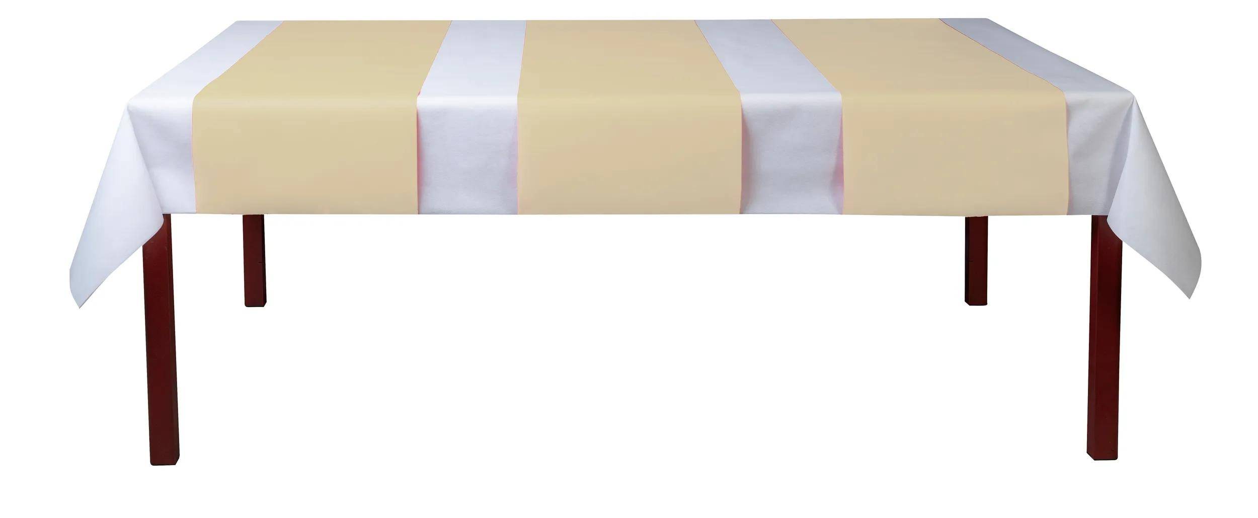 Ein beige und weiß gestreiftes Tischtuch ist über einen Tisch ausgebreitet.