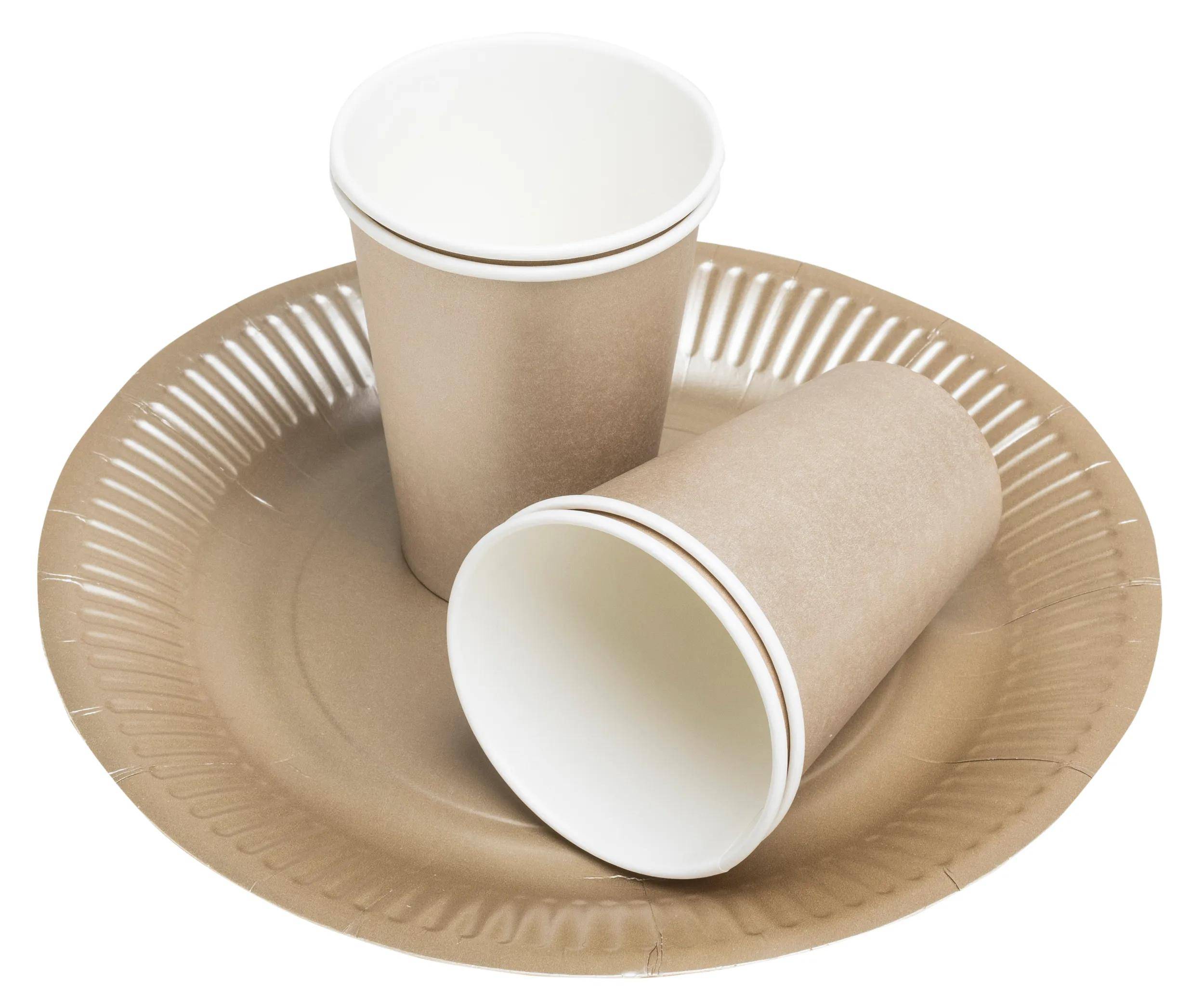 Zwei braune Papiertassen gestapelt auf einem braunen Papierteller, von oben betrachtet, auf weißem Hintergrund.